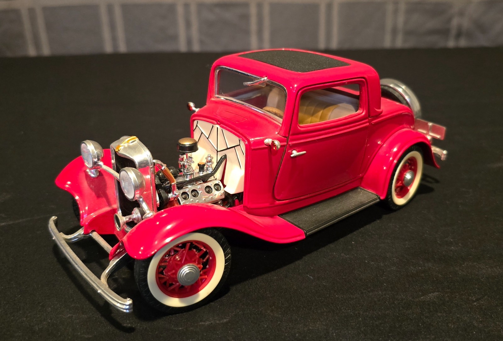 Road Legends 1932 Ford 3-Window Coupe Hot Rod Red 1:18