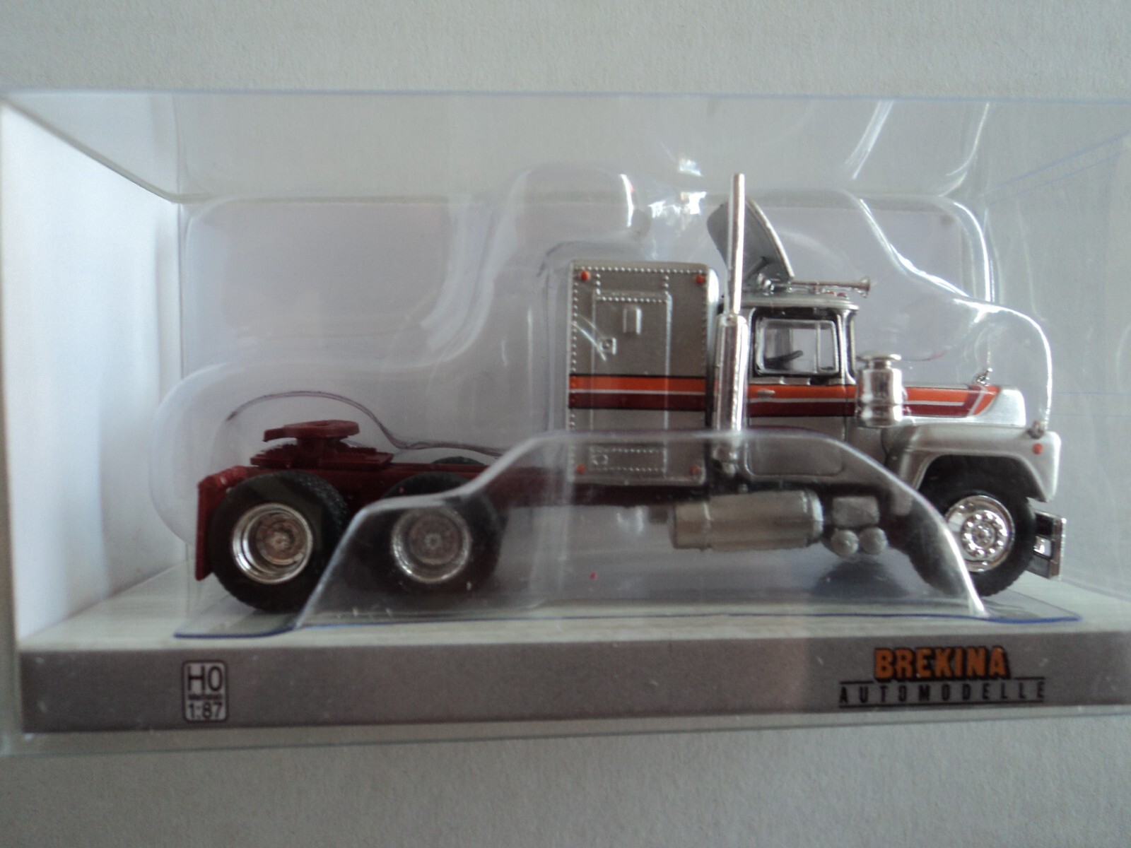 BREKINA 1966 MACK RS 700 TRACTOR SILVER / RED HO 1/87 PLASTIC