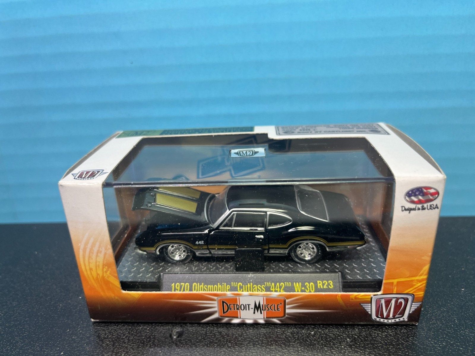 1/64 M2 DETROIT-MUSCLE 1970 OLDSMOBILE CUTLASS 442 W30 BLACK & GOLD STRIPES UT
