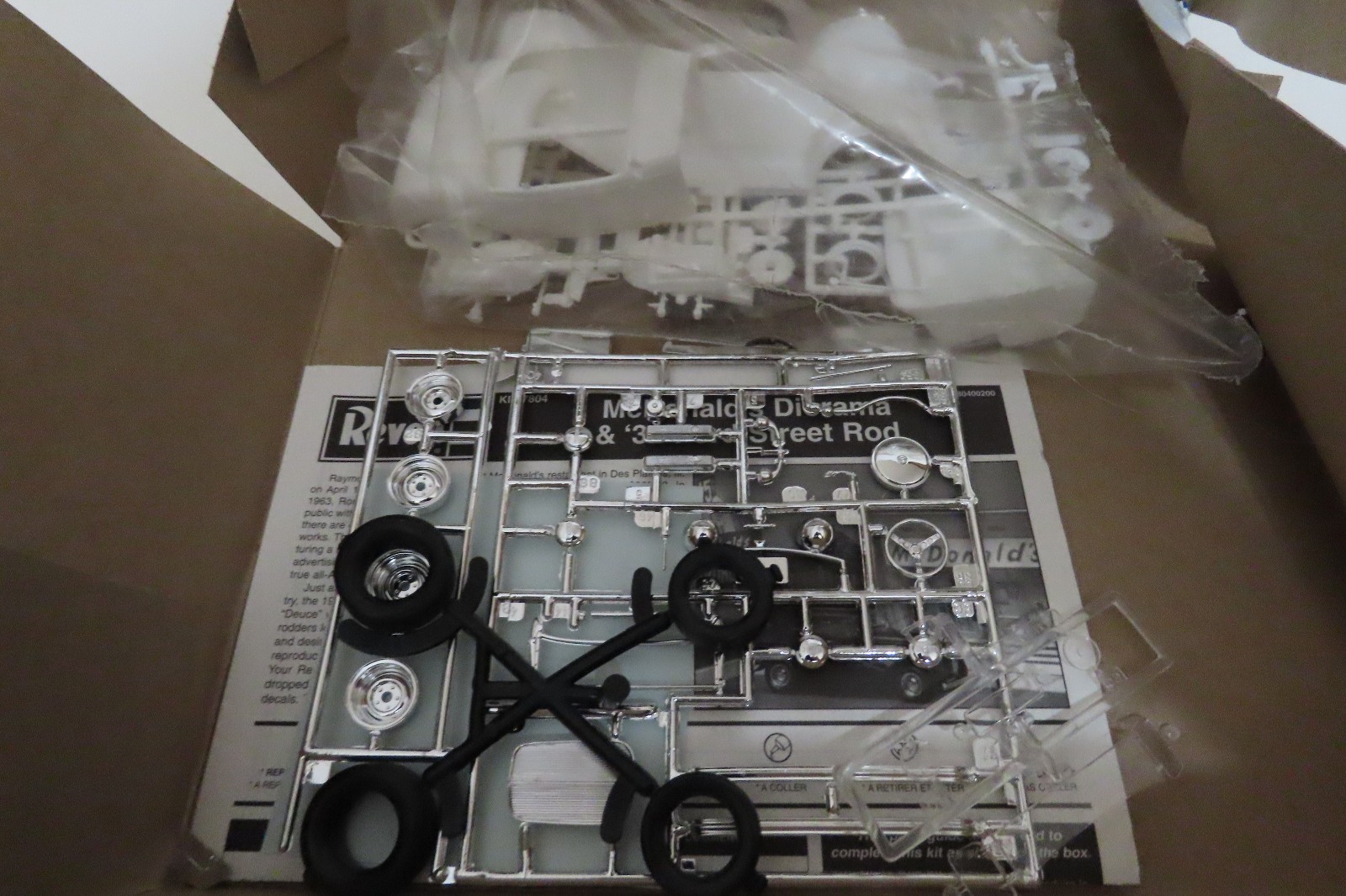 Revel – McDonald’s’ Dieorama and ’32 Ford Street Rod. 1/24th scale.