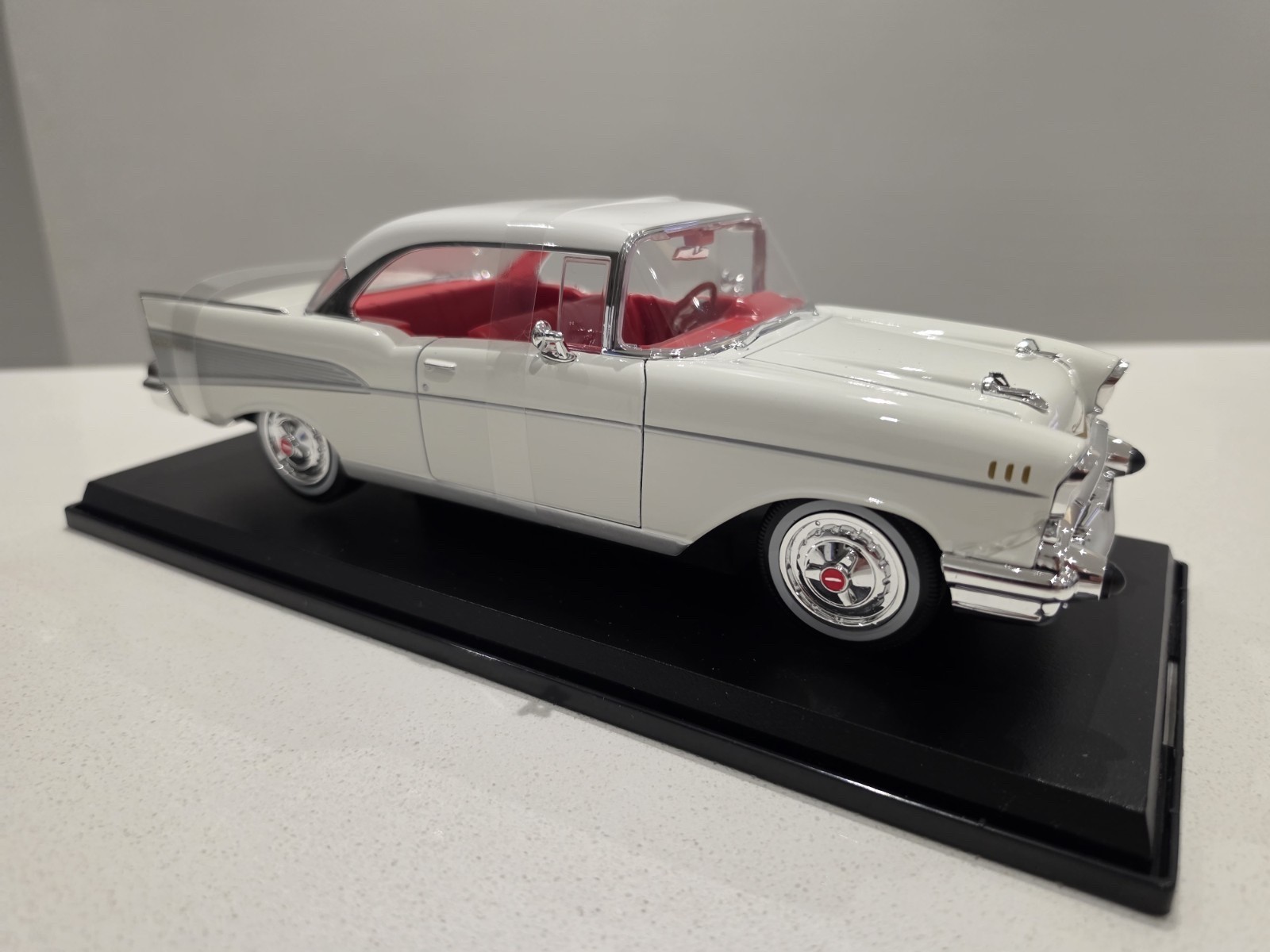Maisto Special Edition 1:18 Scale Diecast Car 1957 Chevrolet Bel Air Coupe White