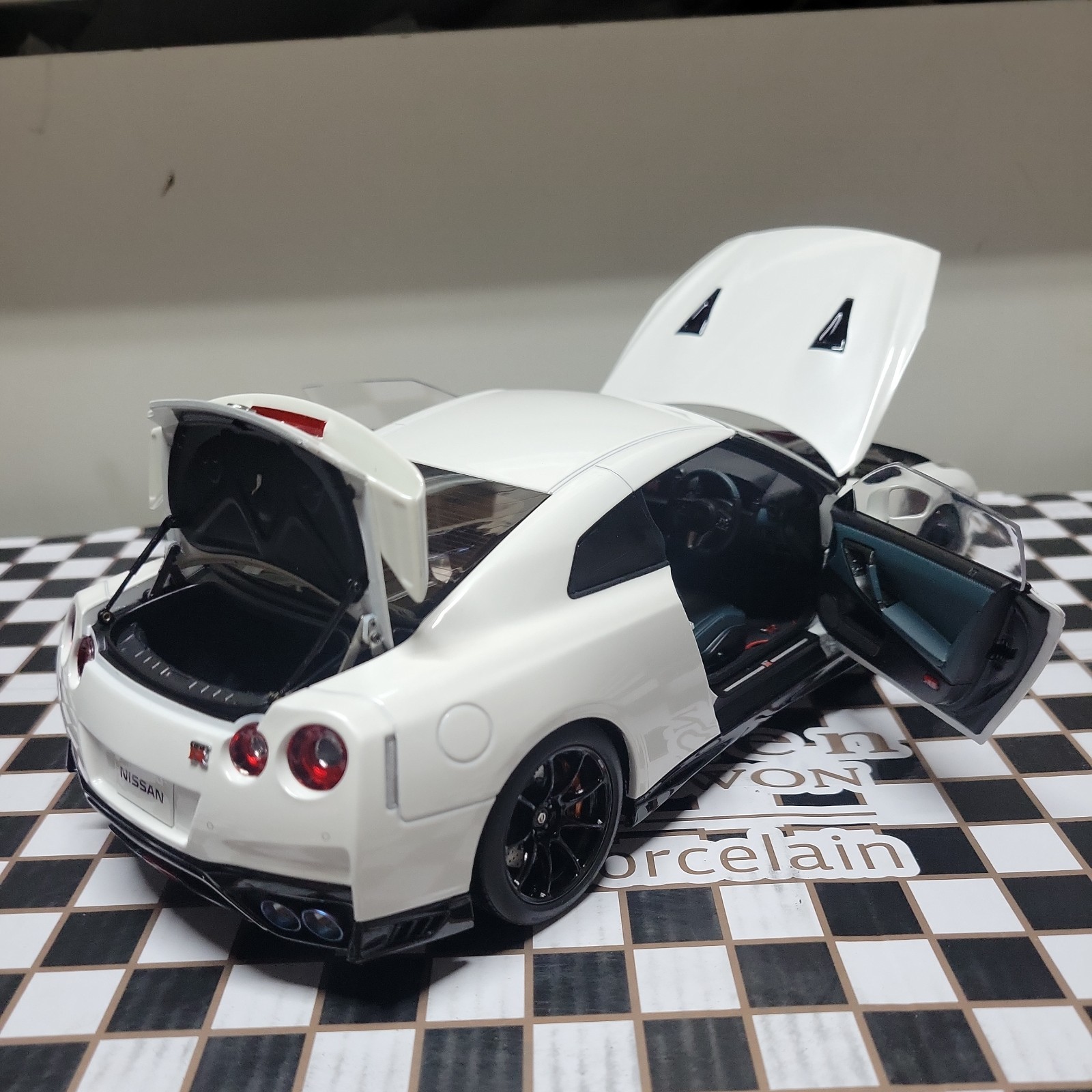 1/18 MotorHelix Nissan GTR R35 NISMO Track Edition Brilliant White MH83518