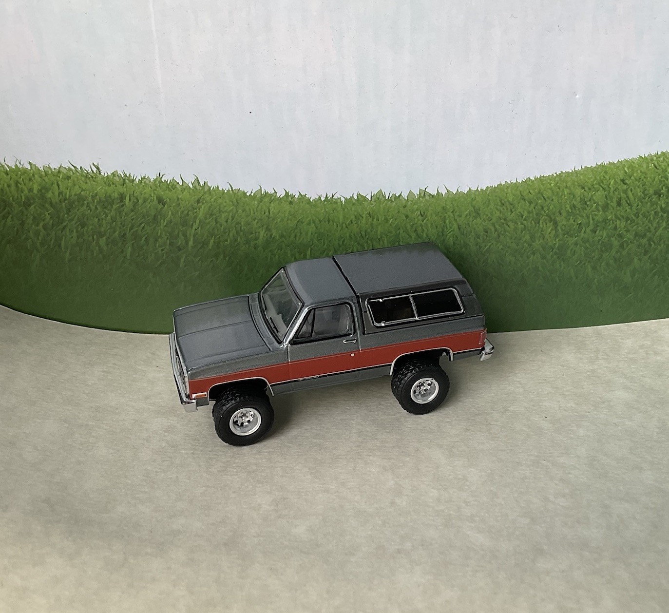 Greenlight 1990 CHEVROLET KS BLAZER Lifted Gray / red REMOVABLE TOP Chevy
