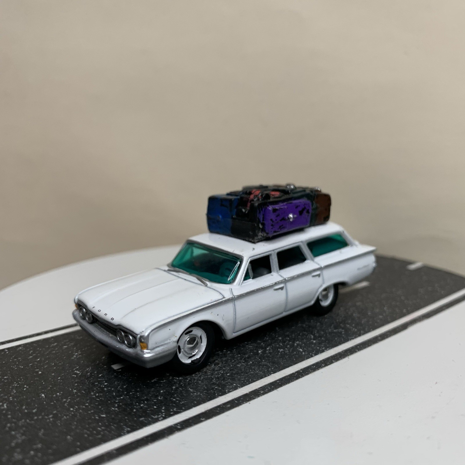 CUSTOM Johnny Lightning 1960 Ford Ranchero Wagon White w/Roof Luggage 1:64 NM