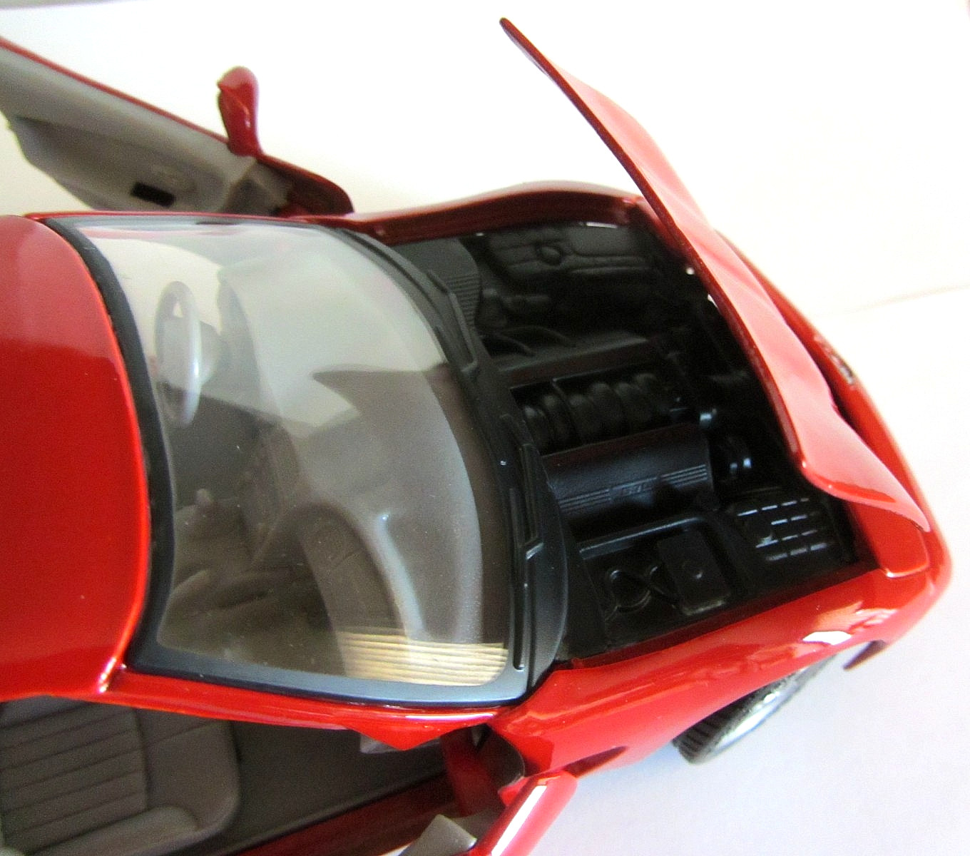 LOT OF 2 1992 RED CHEVY CORVETTE ZR1 1:18 & 1997 RED CORVETTE 1:24 BY MAISTO
