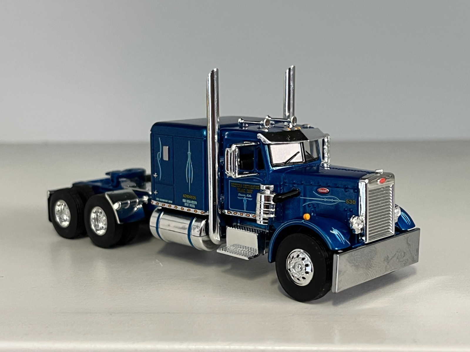 DCP 1/64 BLUE WESTERN DISTRIBUTING PETERBILT 351 63″ NEW TOOLING W/ SHOW PARTS