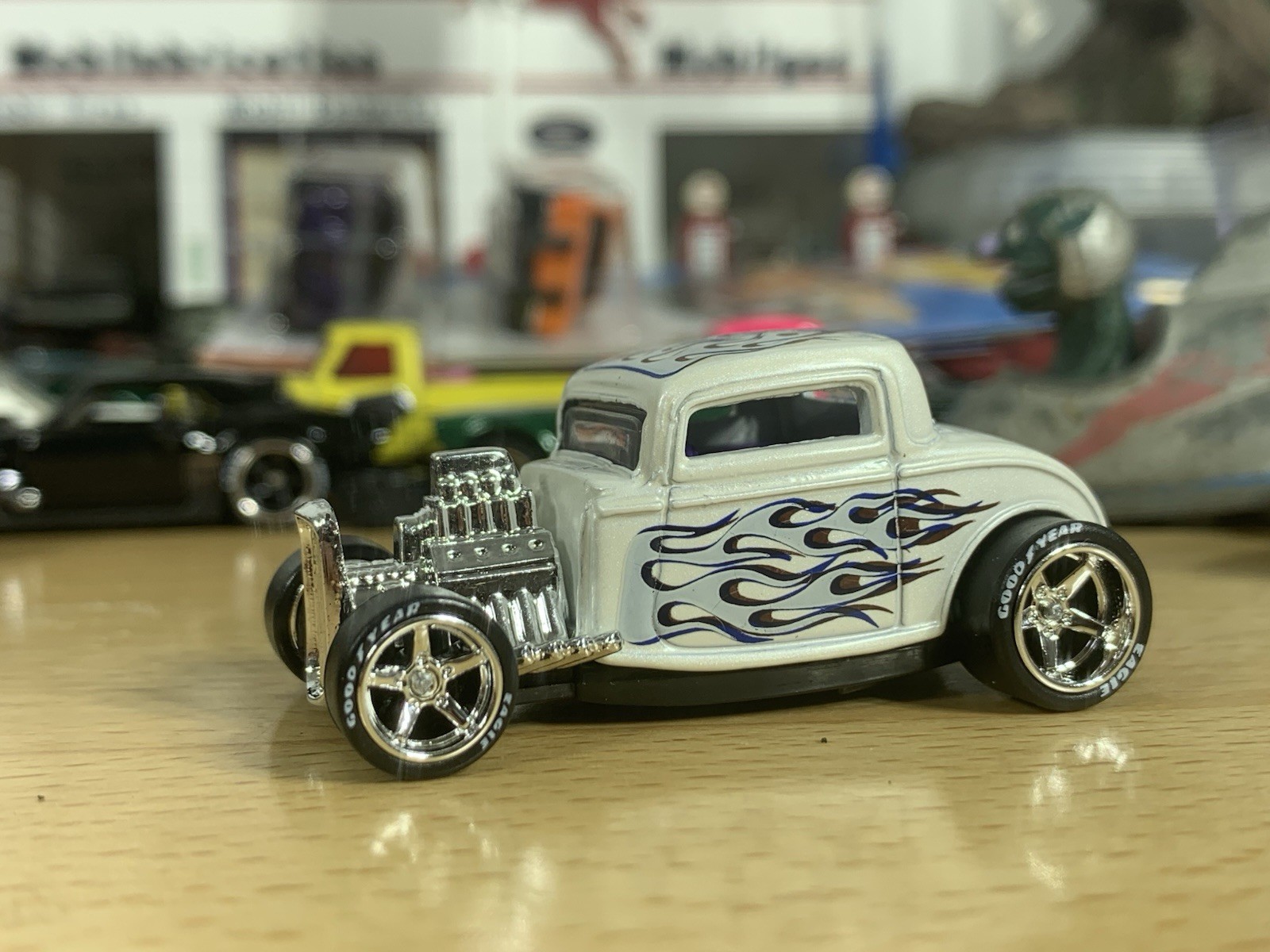 Hot Wheels ’32 Ford Pearl White with Flames Hot Rod Custom Wheel Swap Loose