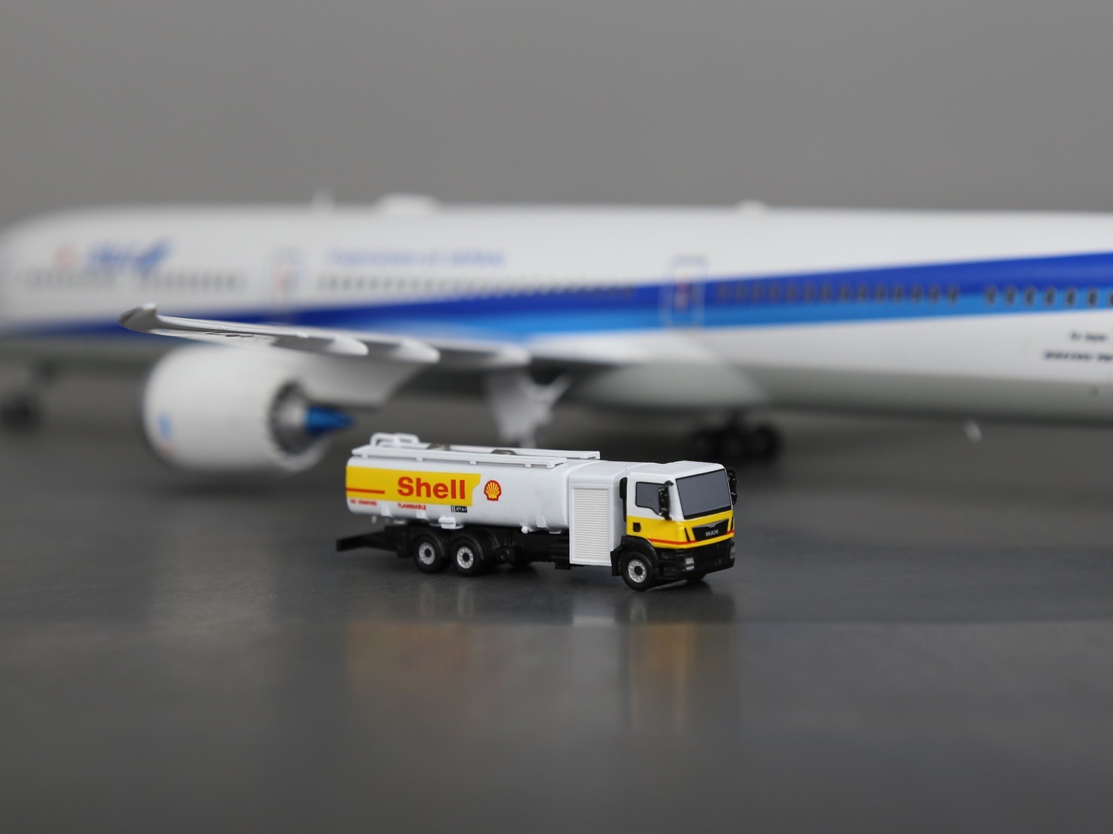 Scale 1:200 MAN single-axle Airport Shell Gas Refueler truck 3D printed model