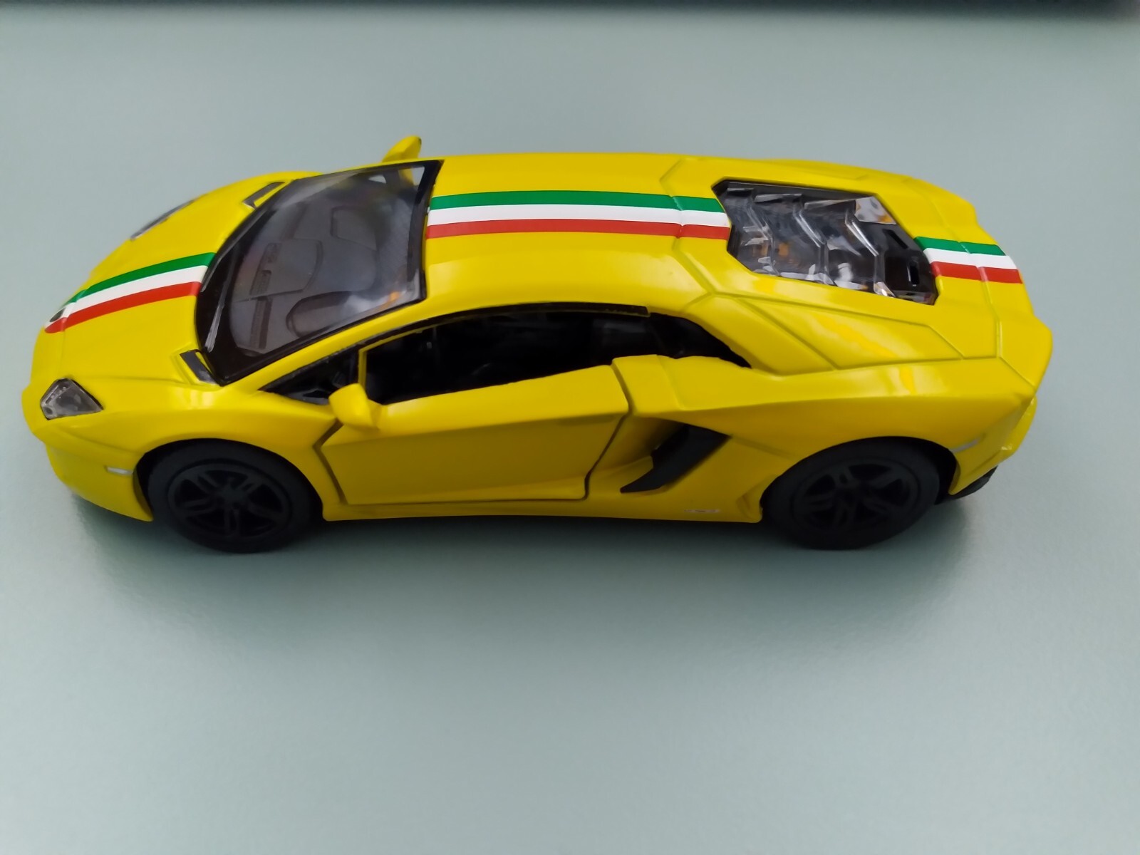 5″ Kintoy Lamborghini Aventador Diecast Model Toy Car Pull Action 1:38 Yellow