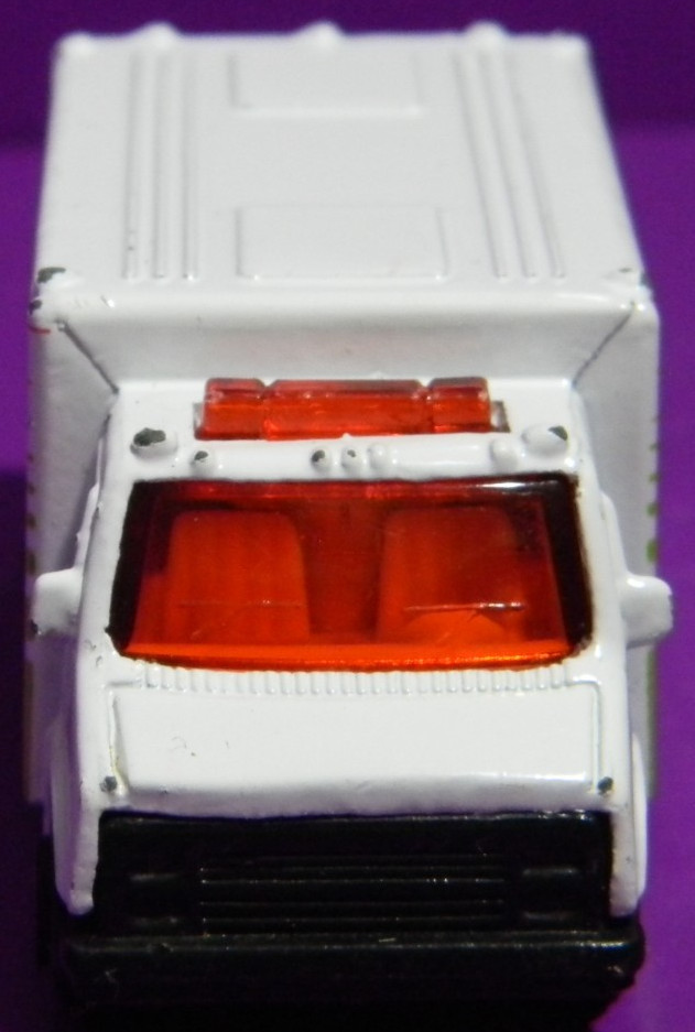 MAISTO PARAMEDIC AMBULANCE EMERGENCY VEHICLE DIECAST TRUCK