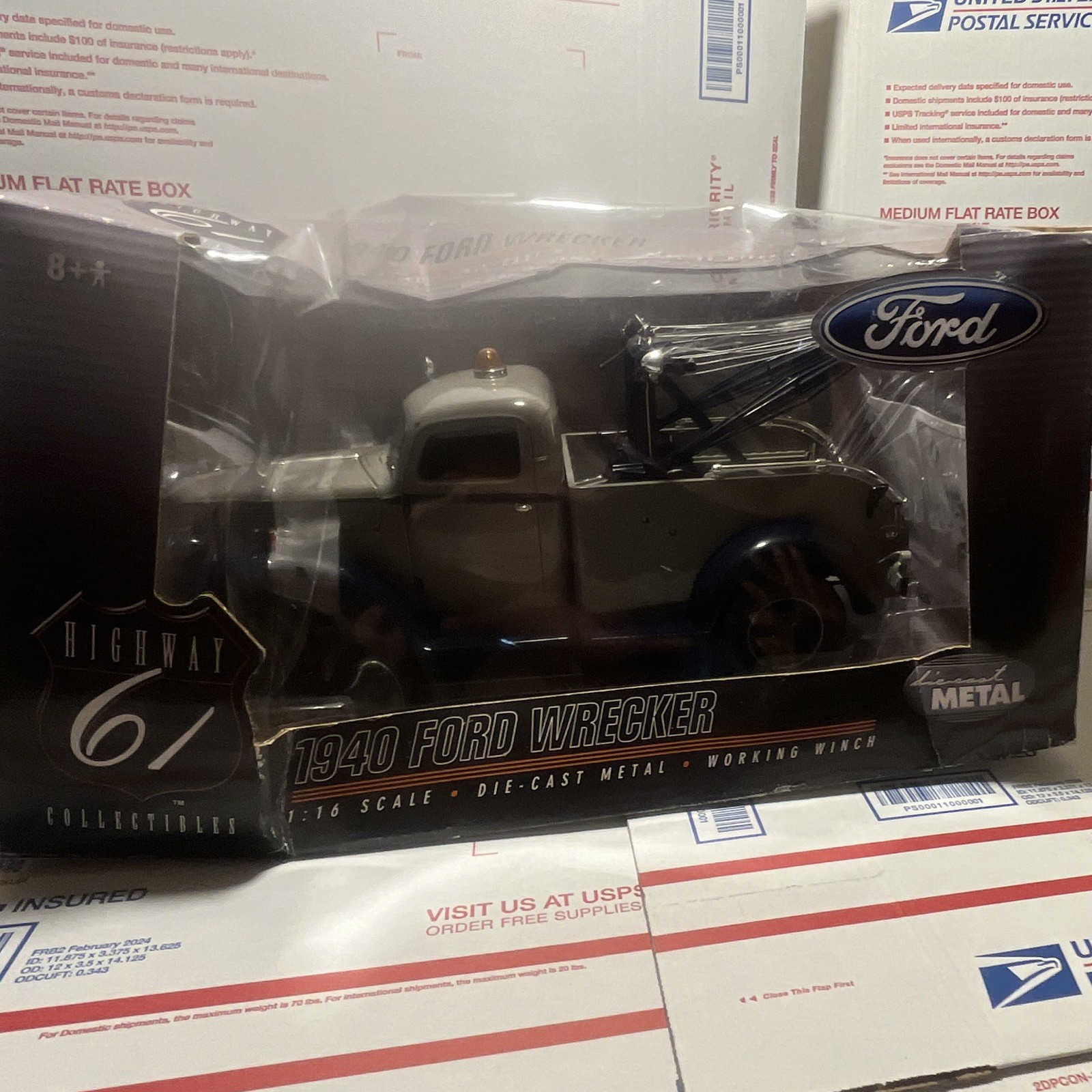Highway 61 Collectibles 1940 Ford Wrecker Tow Truck 1:16 Diecast Working Winch