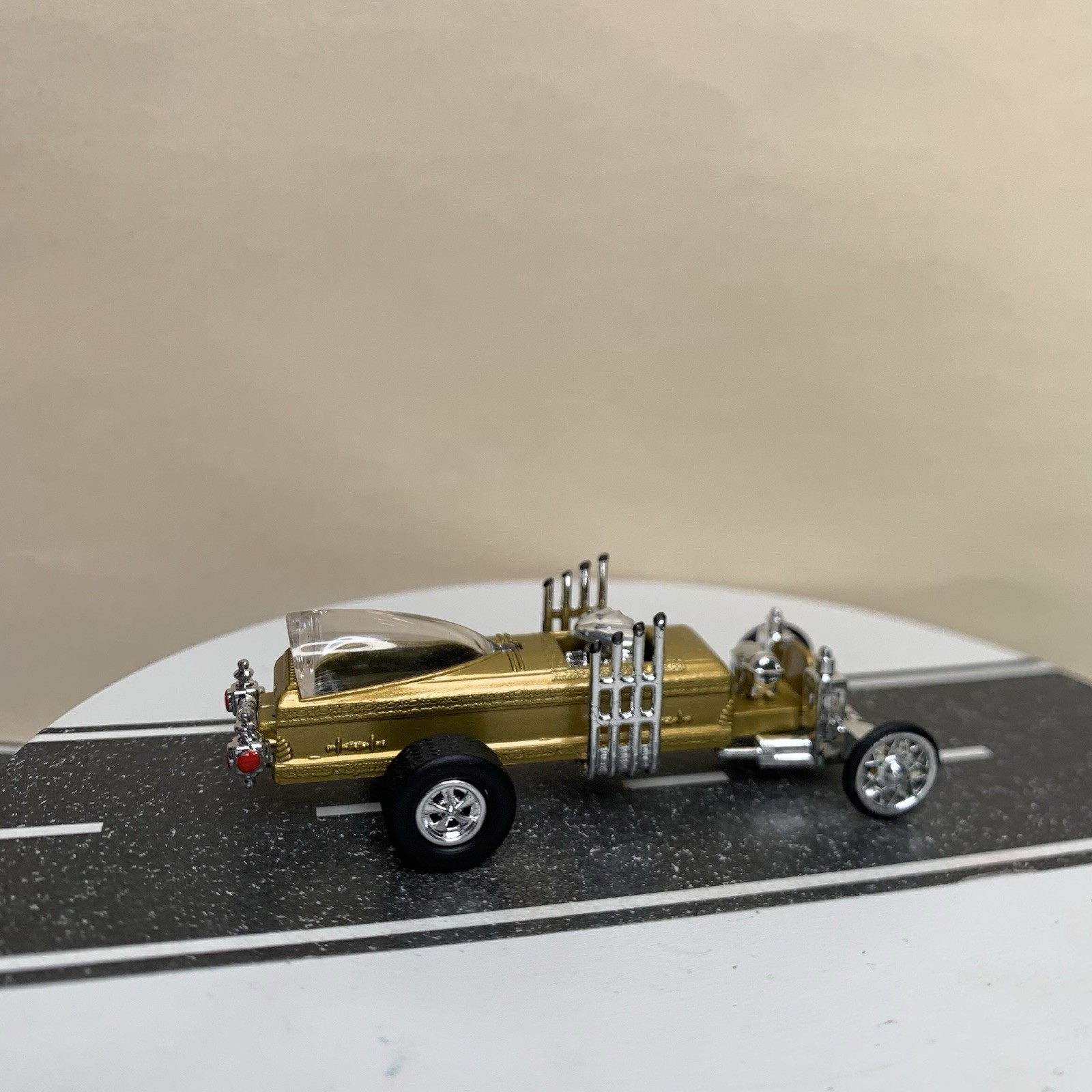 1999 Johnny Lightning Episode 2 The Munsters Drag-U-La Coffin Hot Rod Gold NM