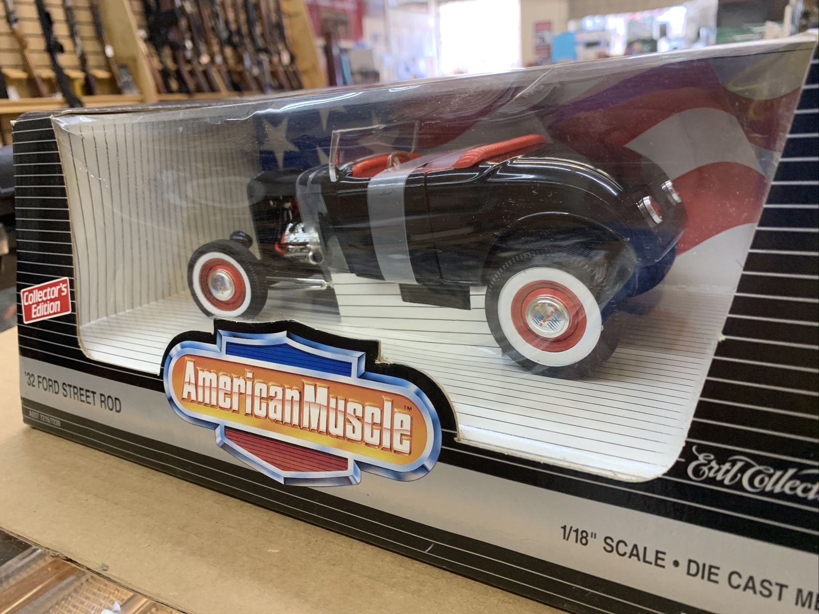 ERTL 1932 Ford Flathead V8 Street Rod 1:18 Black Diecast American Muscle Car