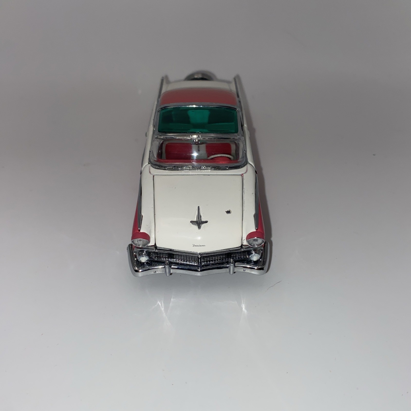Franklin Mint 1957 Ford Fairlane 500 Skyliner Red/White 1:24 Die Cast B11ST54
