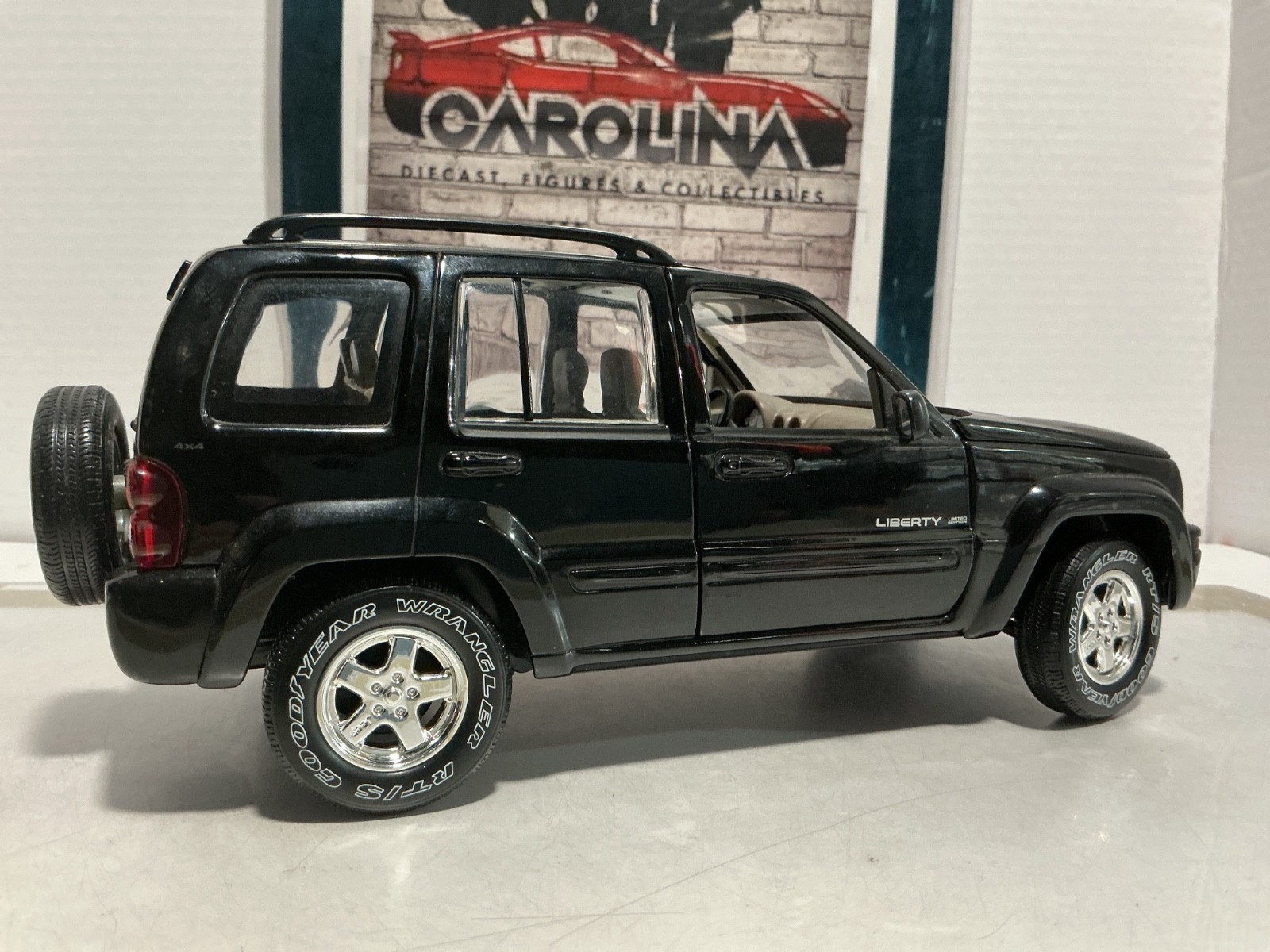 1:18 MATCHBOX JEEP LIBERTY BLACK ON TAN [NO BOX]