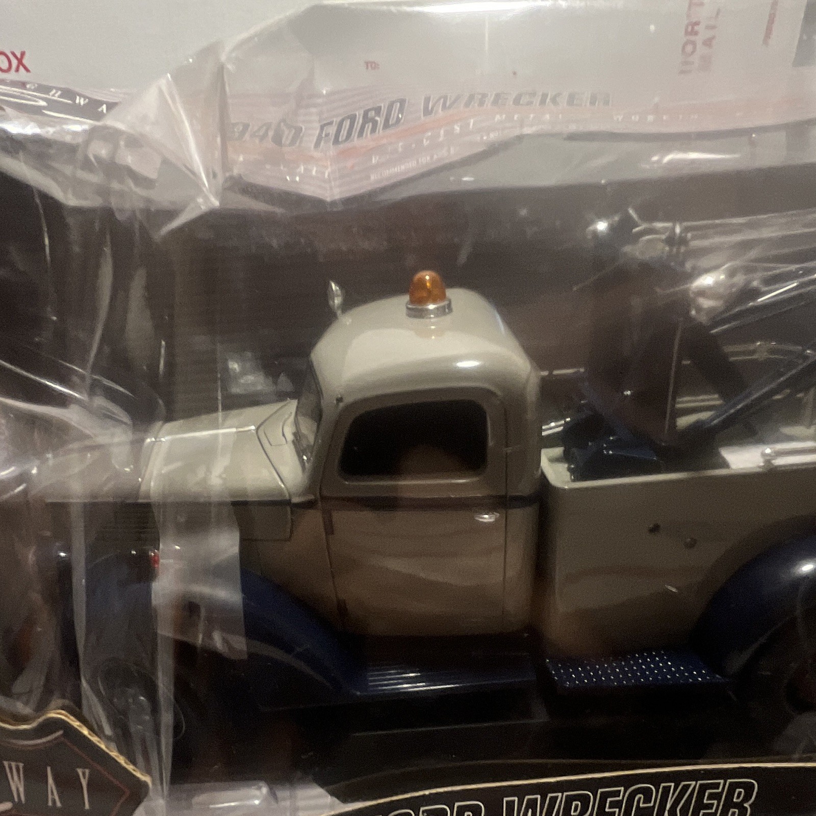Highway 61 Collectibles 1940 Ford Wrecker Tow Truck 1:16 Diecast Working Winch