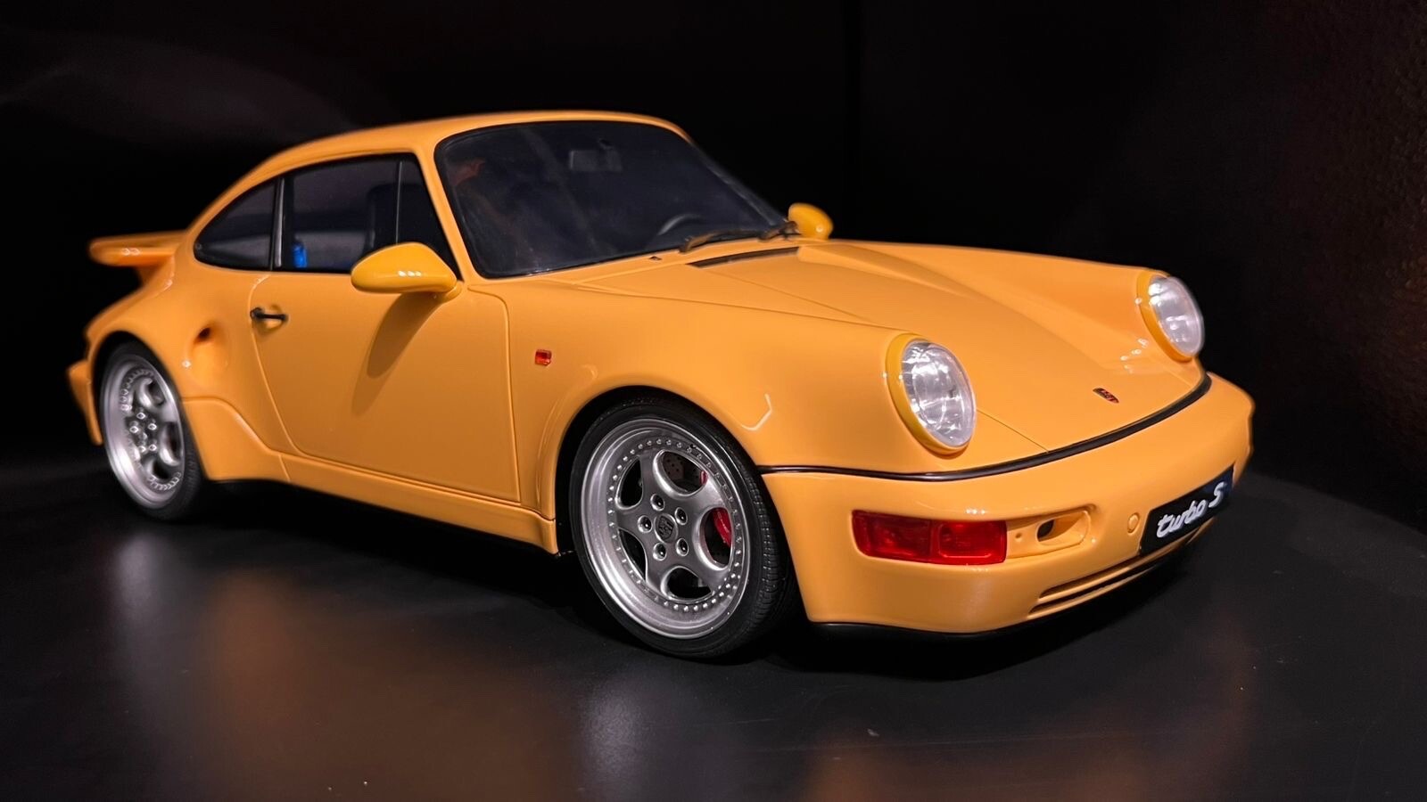 1993 PORSCHE 911 964 TURBO S LIGHTWEIGHT COUPE 1/12 Yellow by GT Spirit GT948