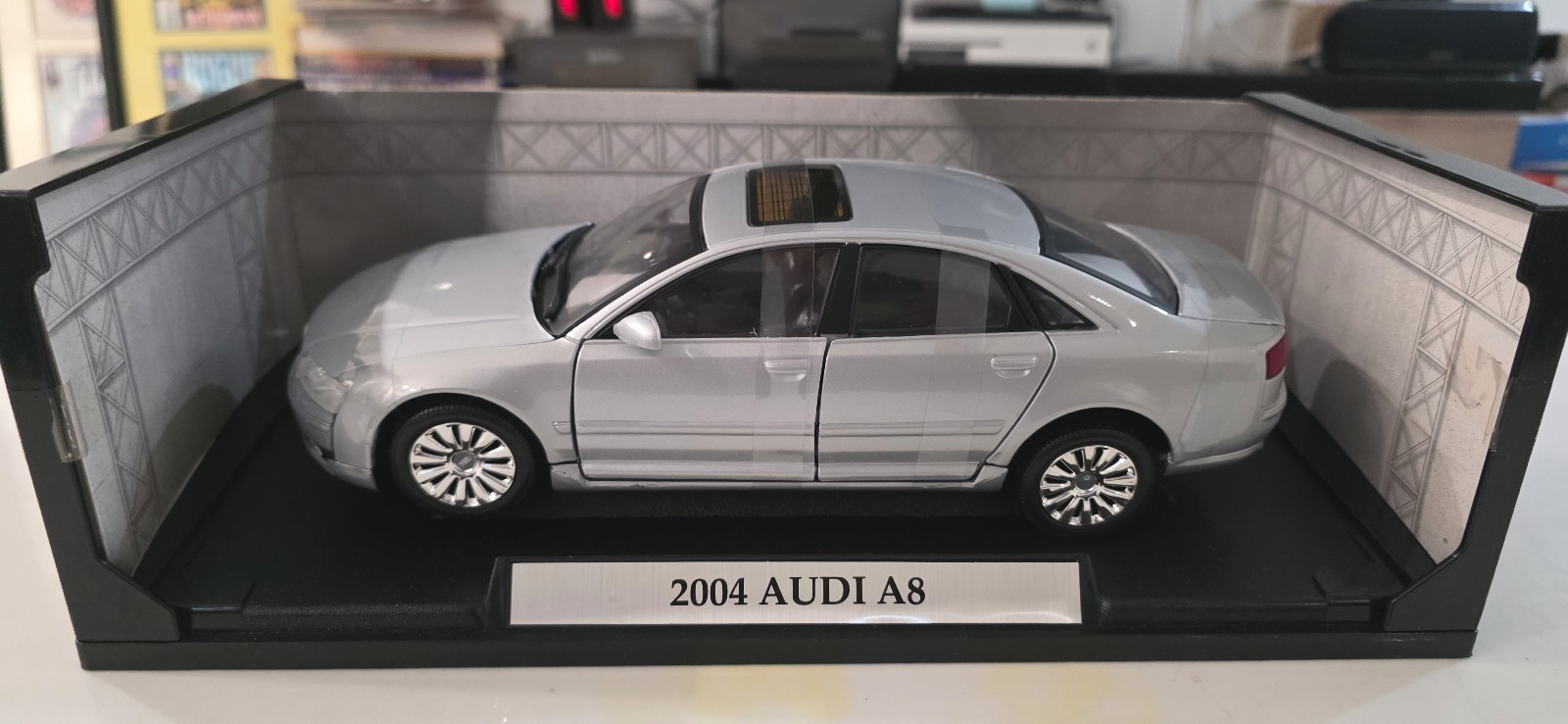 NEW Audi A8 2004 Model Diecast Car 1:18 Scale Opening Doors Hood Silver 11 inch