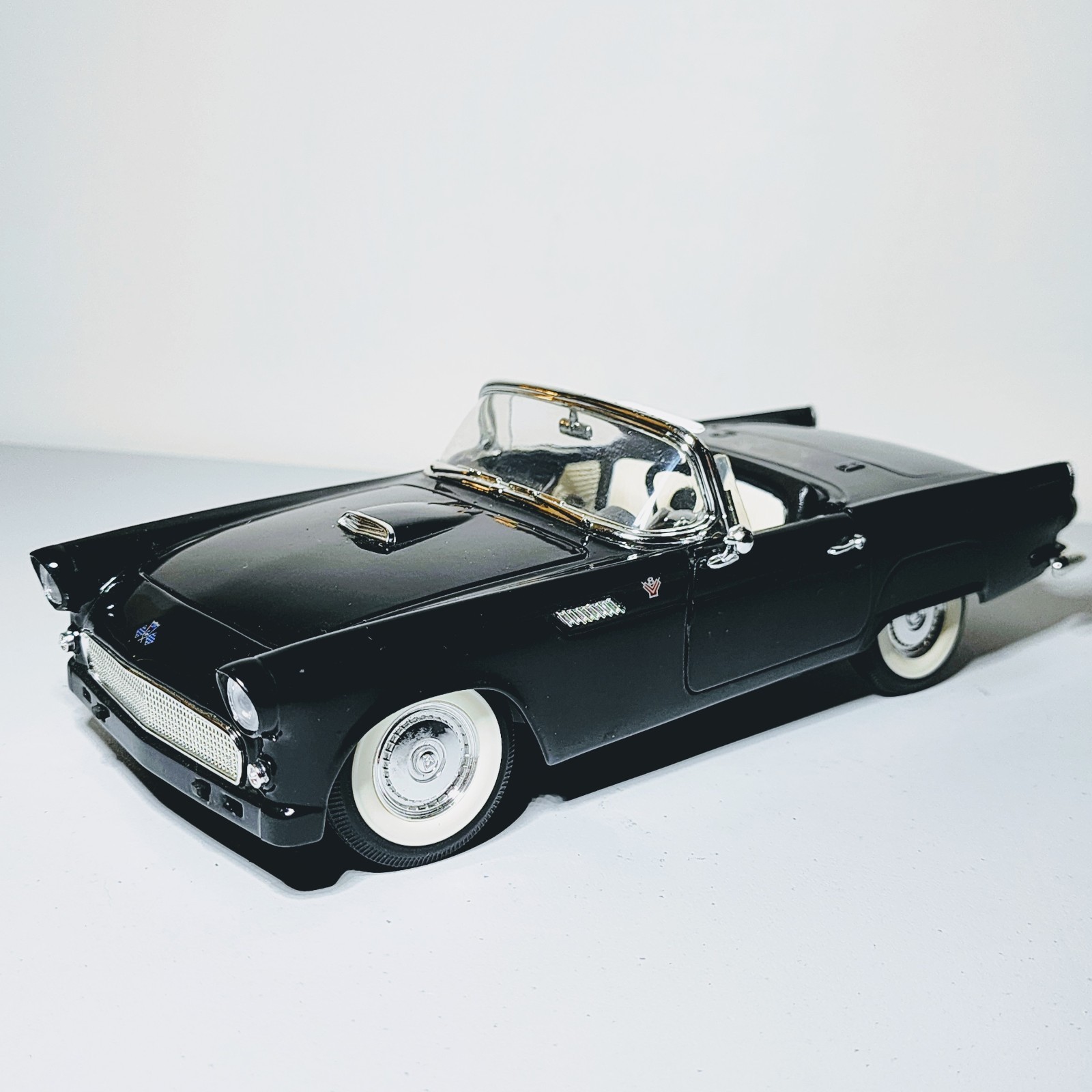 Road Signature 1955 Thunderbird Black w/ Removable Top 1:18 Diecast – Broken