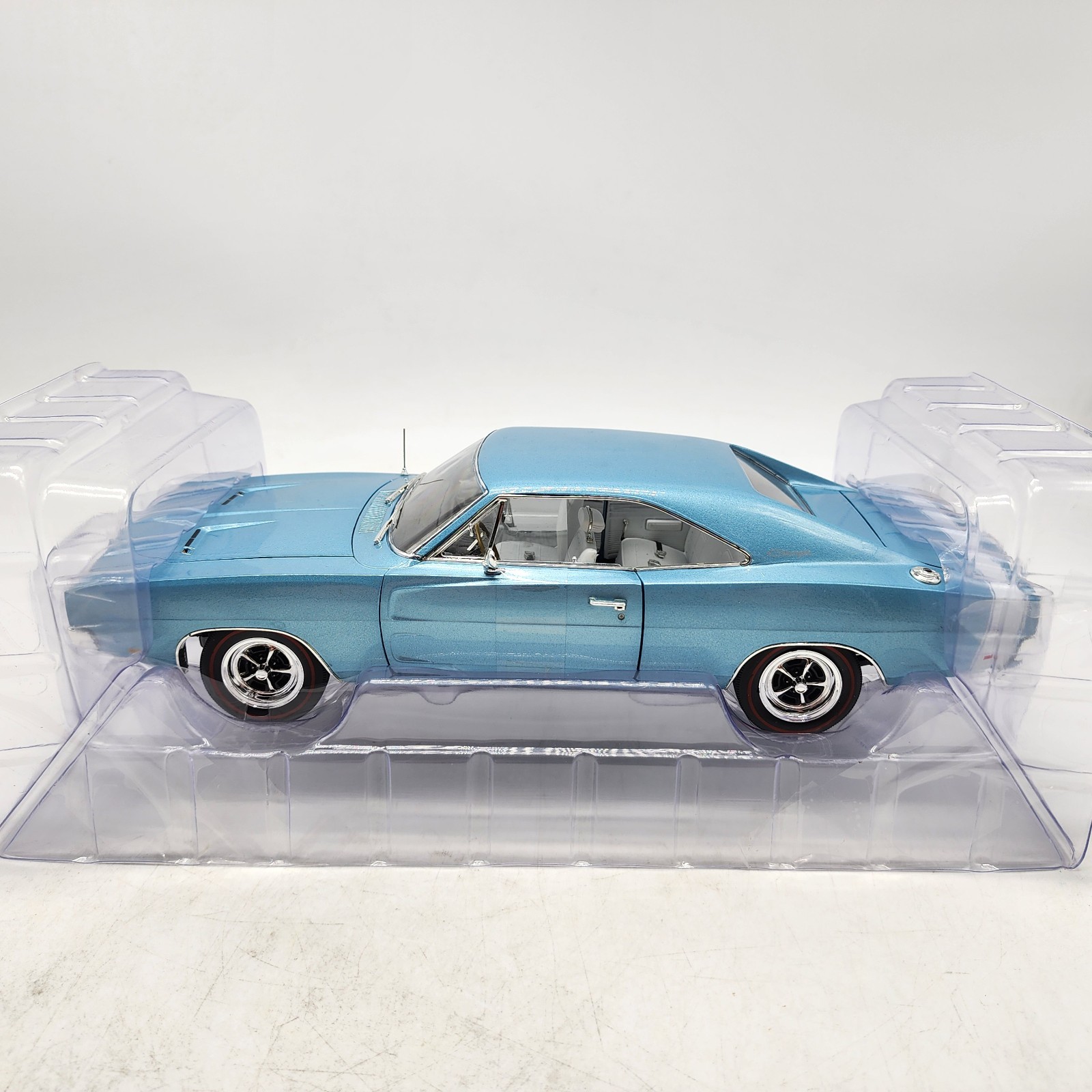 57Z Auto World 1:18 1969 Dodge Charger American Muscle Rare Color Variant