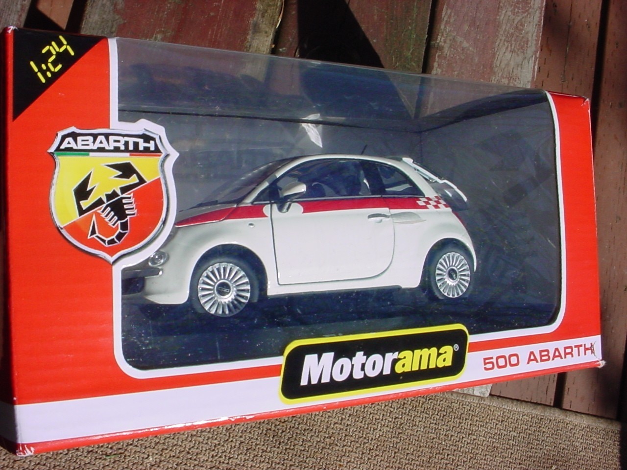 1:24 Motorama FIAT 500 ABARTH Limited Edition Diecast / White on Black stand MIB