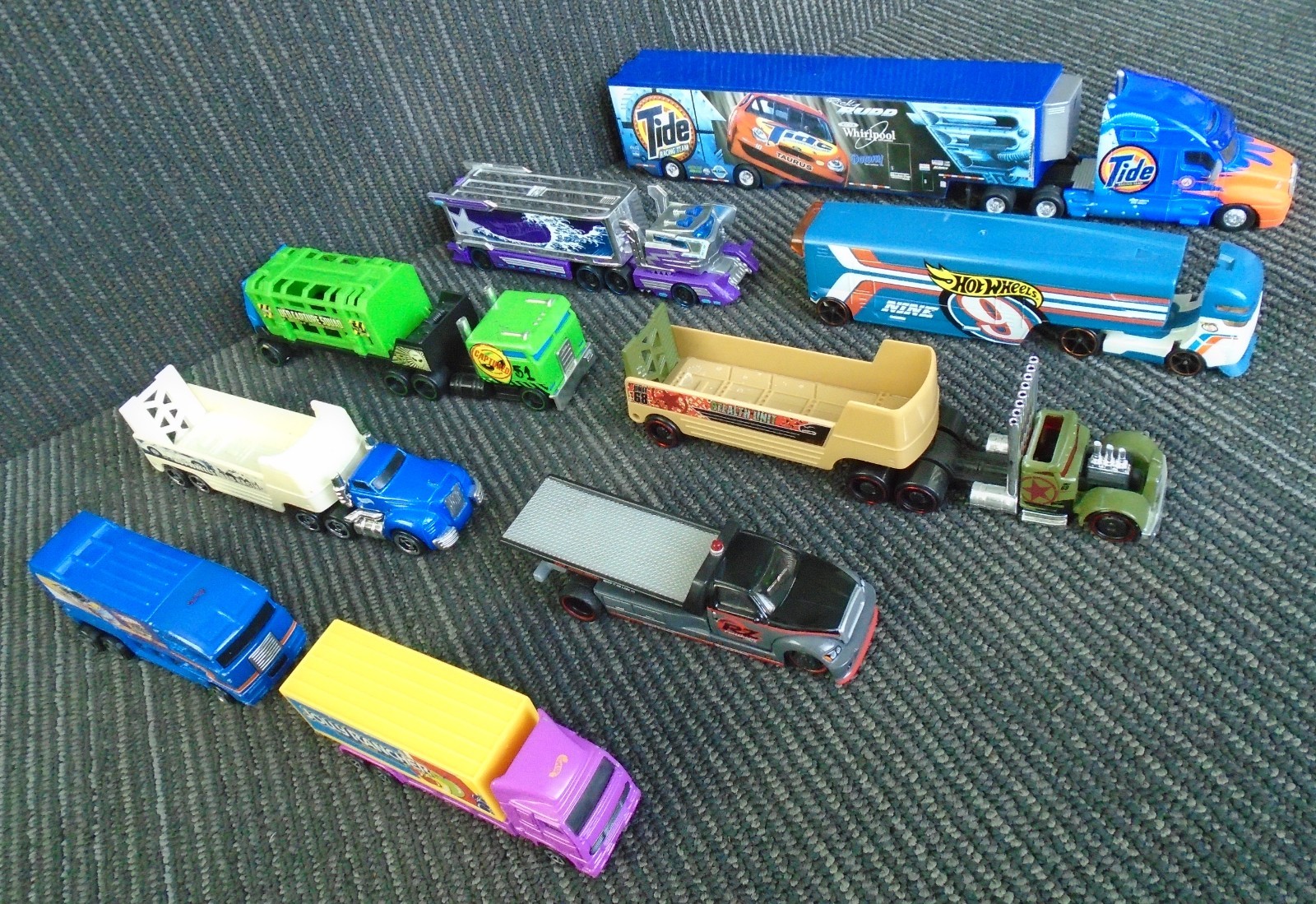 Misc Die Cast Hot Wheels Semi Trucks Lot of 9 Area 51 RZ Towing Stealth Unit