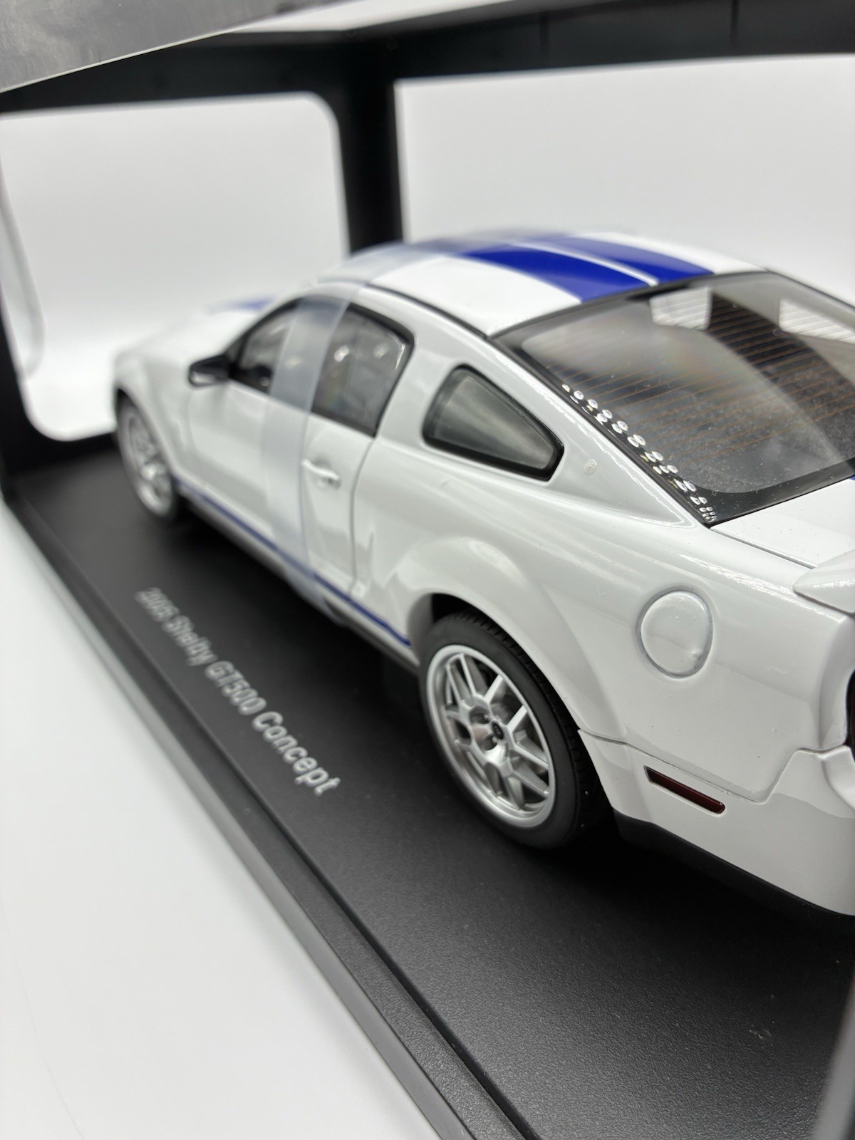1/18 AUTOart 2005 Ford Mustang Shelby Cobra GT500 Concept White Blue Stripes