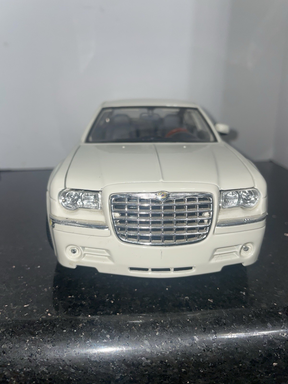 Maisto 1:18 Chrysler 300C Hemi White Pearl