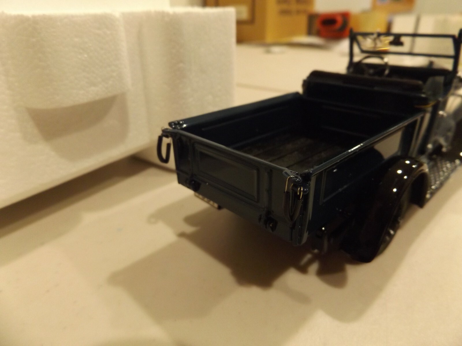 DANSBURY MINT 1931 CHEVROLET ROADSTER PICKUP / REMOVABLE TOP–NO TITLE