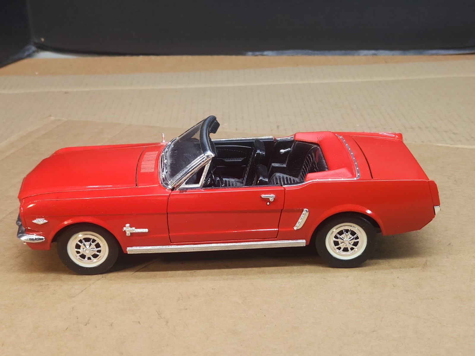 Mira 1965 Ford Mustang Convertible 1:18 Golden Line Collection Diecast Metal