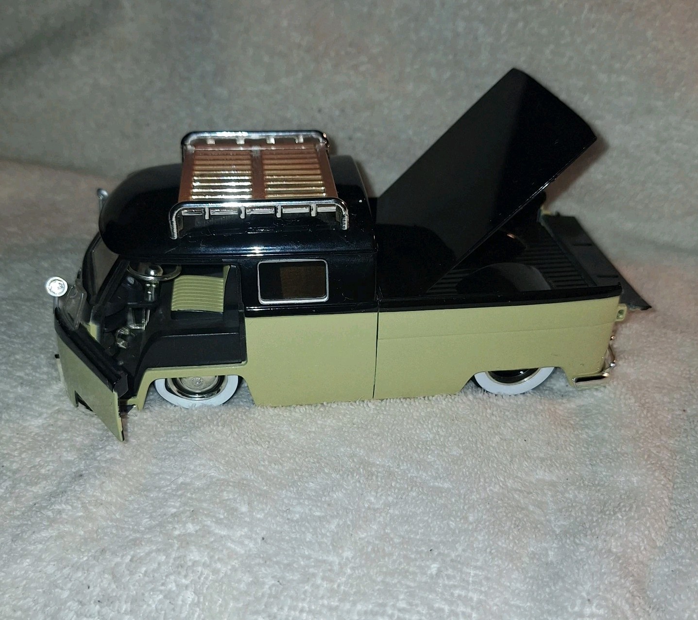 JADA V DUBS 1963 VW BUS PICKUP W RACK 1:24 Black & Tan Volkswagen JADA TOYS