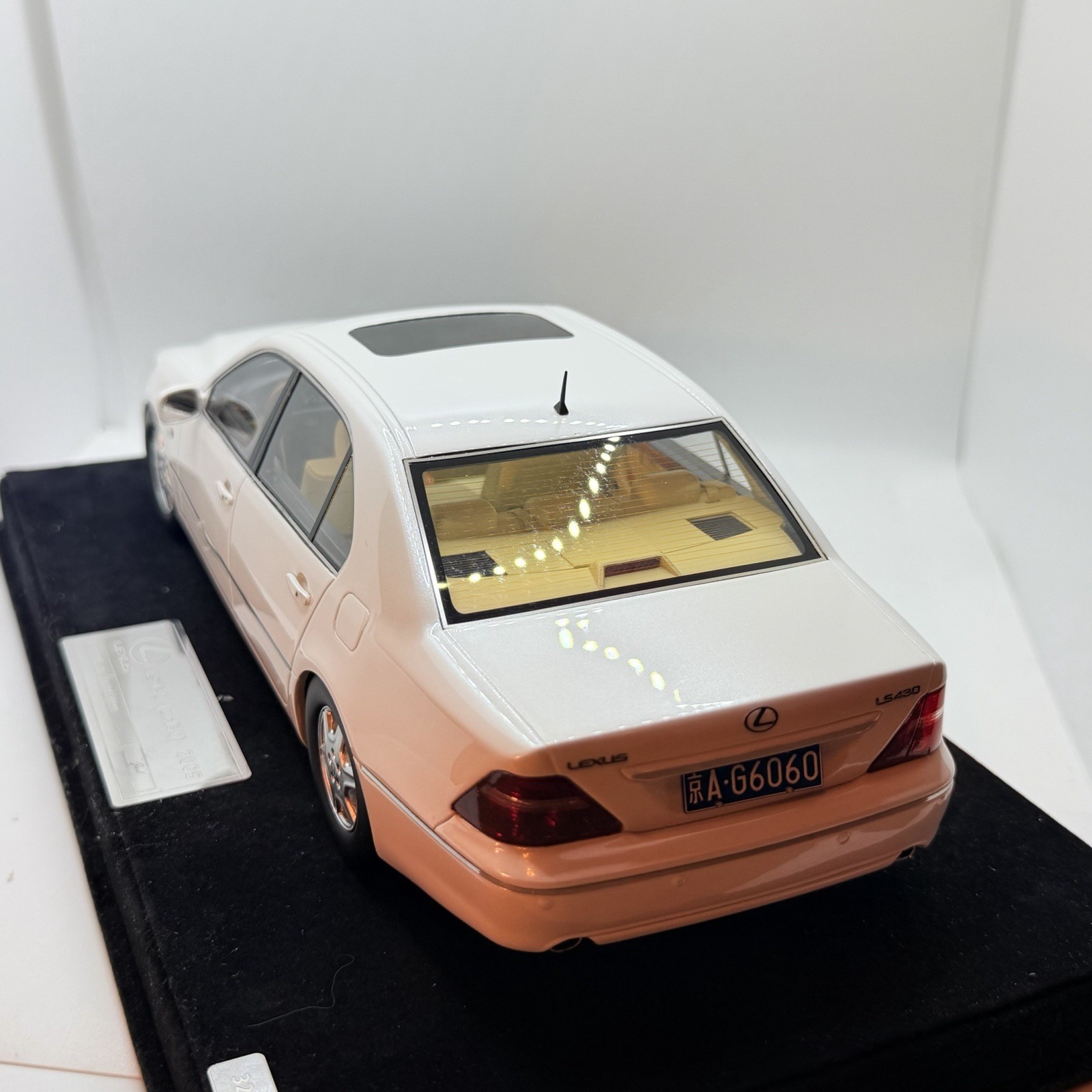 1/18 Ivy Models Lexus LS 430 in Gloss White 99 pieces Leather base