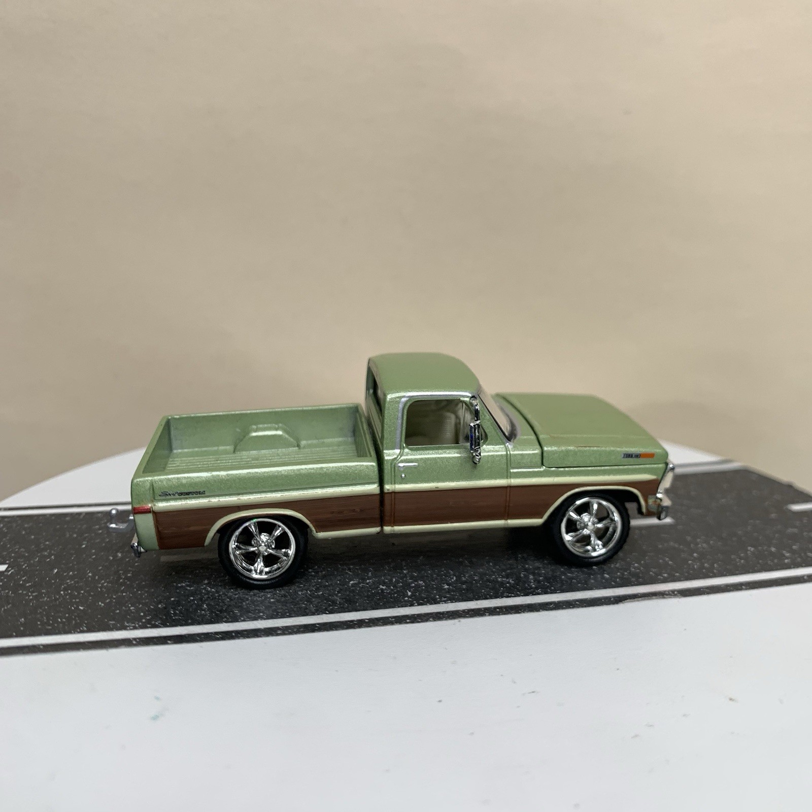 Greenlight 1972 Ford F-100 Pickup Truck Green w/Wood Panel Detail 1:64 NM