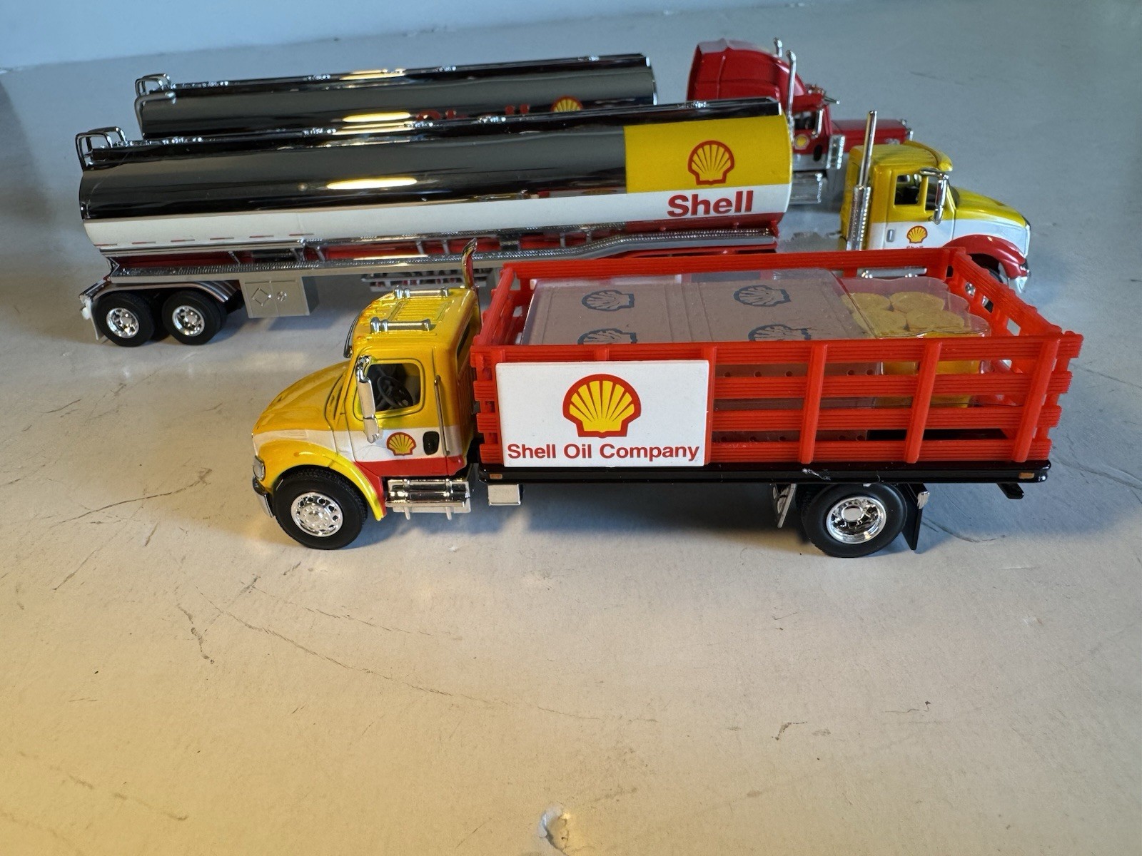 Speccast 1:64 Diecast Shell Peterbilt Tanker Trailer & Freightliner Rack Truck