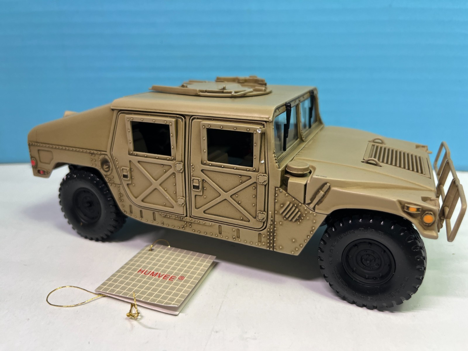 1/24 MILITARY AM GENERAL HUMVEE DESERT CAMO BEIGE BOXES & PAPERWORK READ CO