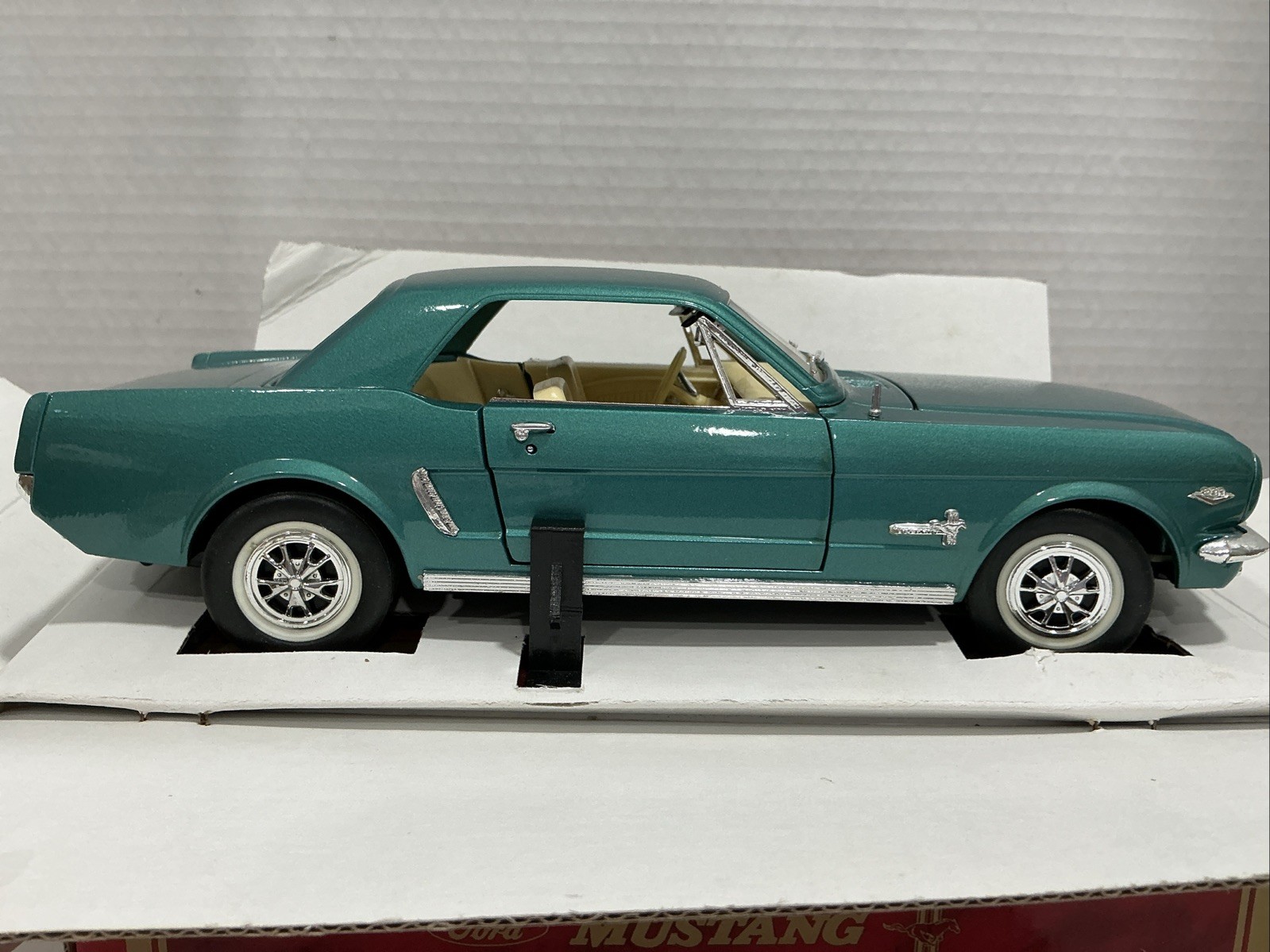 MIRA GOLDEN LINE 1964 1/2 FORD MUSTANG Hardtop 1:18 Scale blue Green ￼