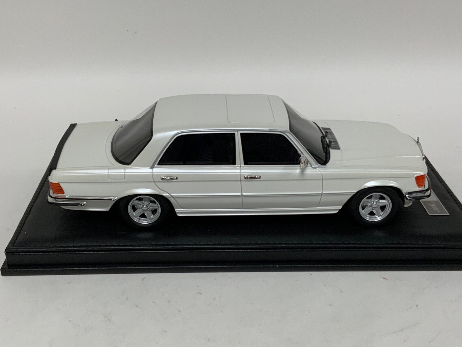 1/18 Ivy Models Mercedes Benz 450 SEL AMG 1972 W116 in White leather base 50 pcs