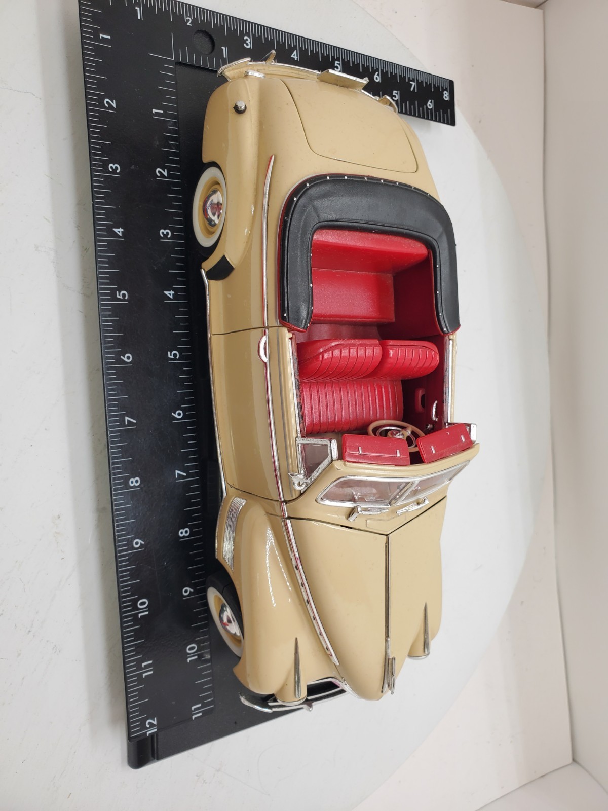 WELLY Collectable 1941 Chevrolet Special Deluxe 1:18 Diecast Beige/Red No Box