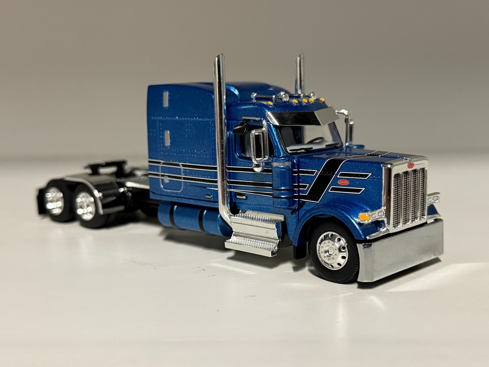 NEW 1/64 DCP PETERBILTBLUE & BLACK 589 W/ 72″ SLEEPER SHOW PARTS