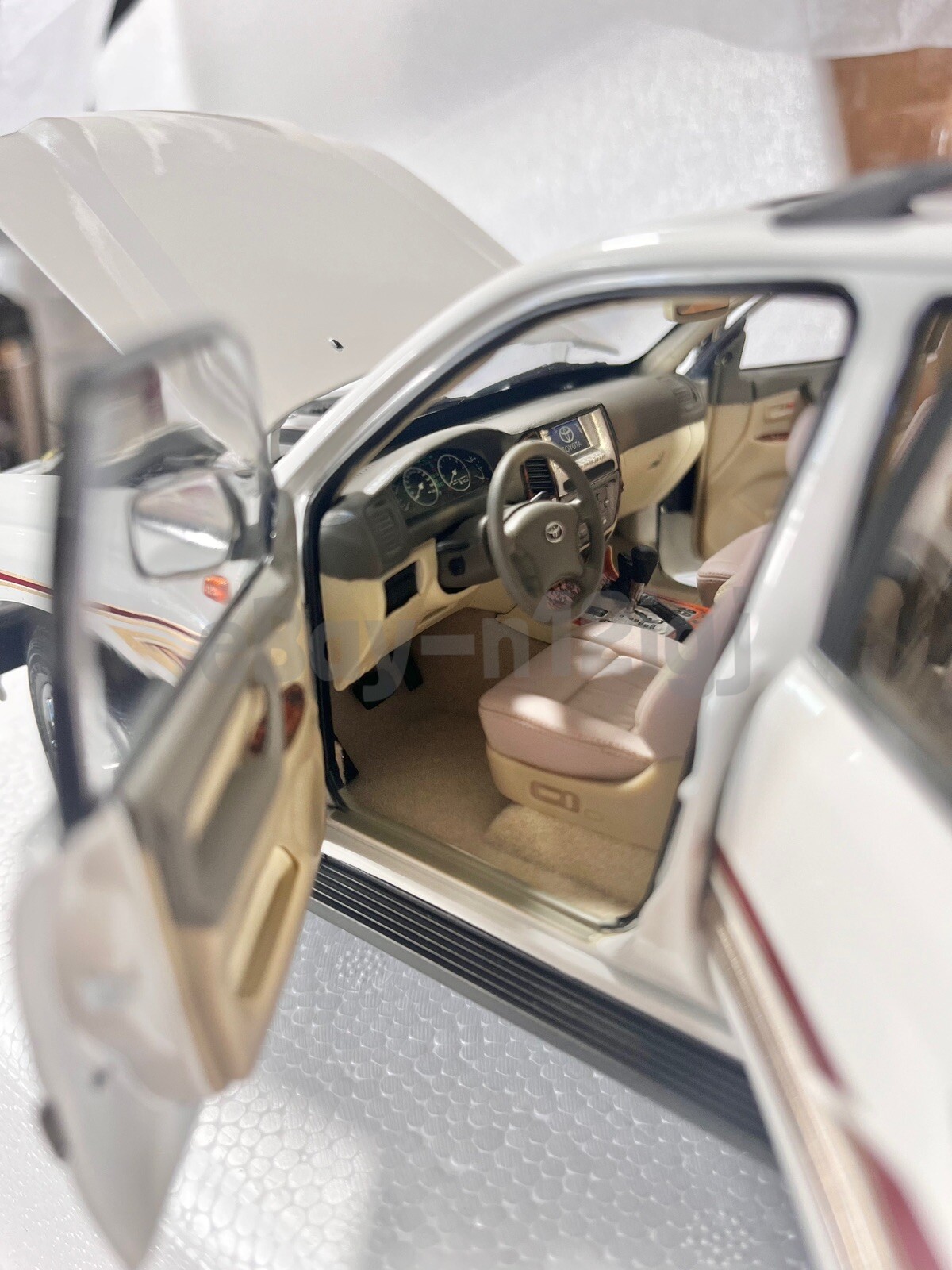 1:18 Scale Toyota Land Cruiser White Diecast Model Car