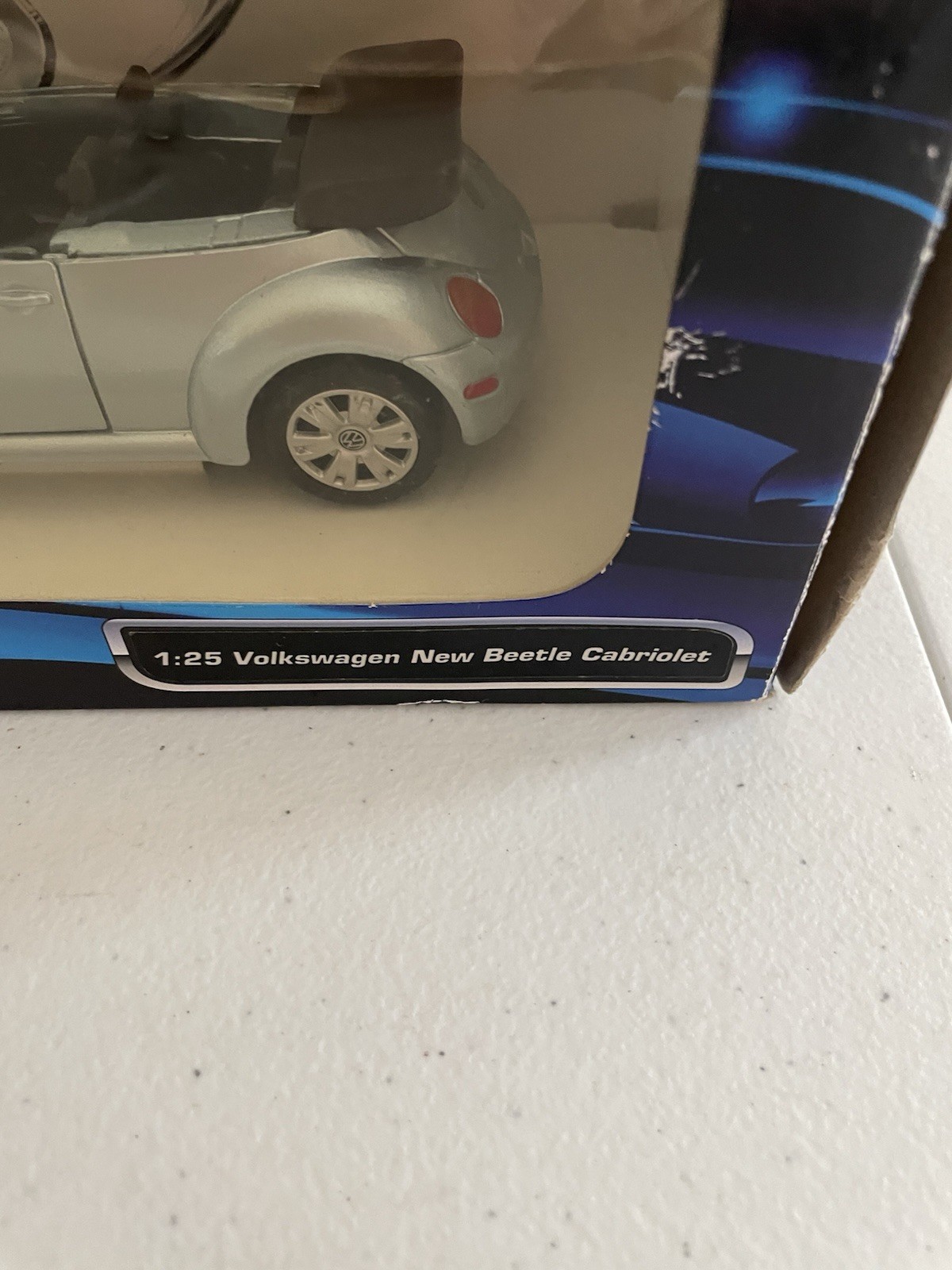 Maisto Volkswagen New Beetle Cabriolet Diecast 1:25 Light Blue