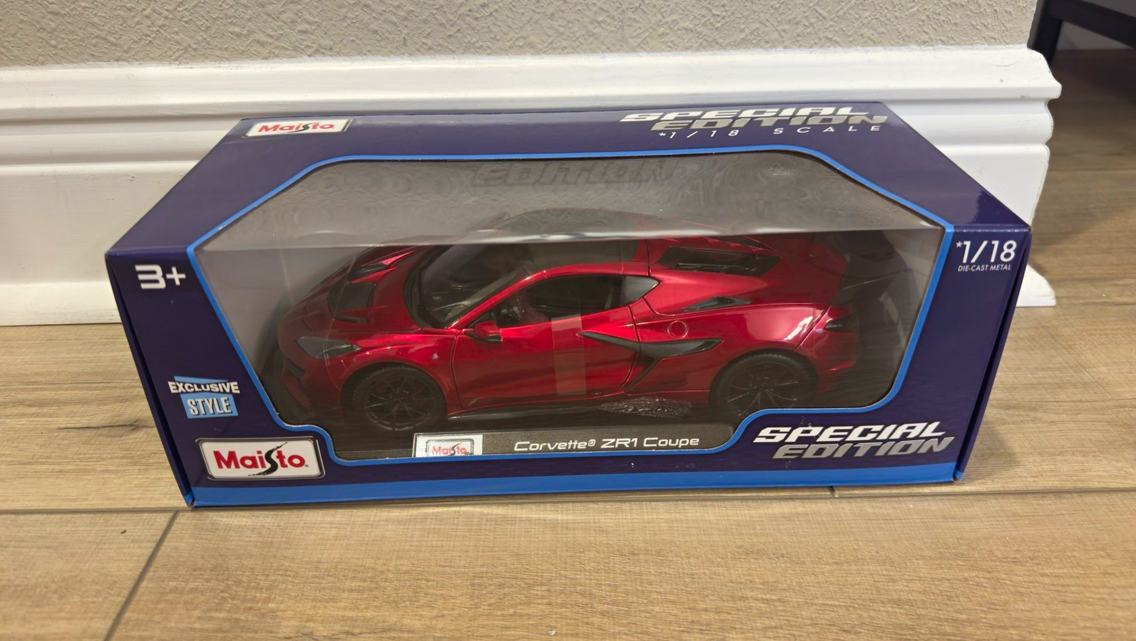 MAISTO. 1:18 Die-Cast Special Edition CHEVY CORVETTE ZR1 Coupe RED Open