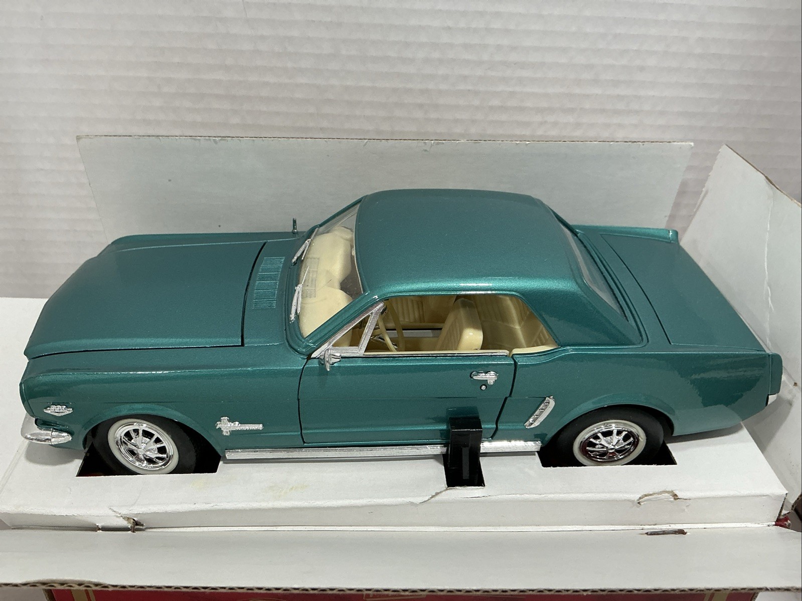MIRA GOLDEN LINE 1964 1/2 FORD MUSTANG Hardtop 1:18 Scale blue Green ￼