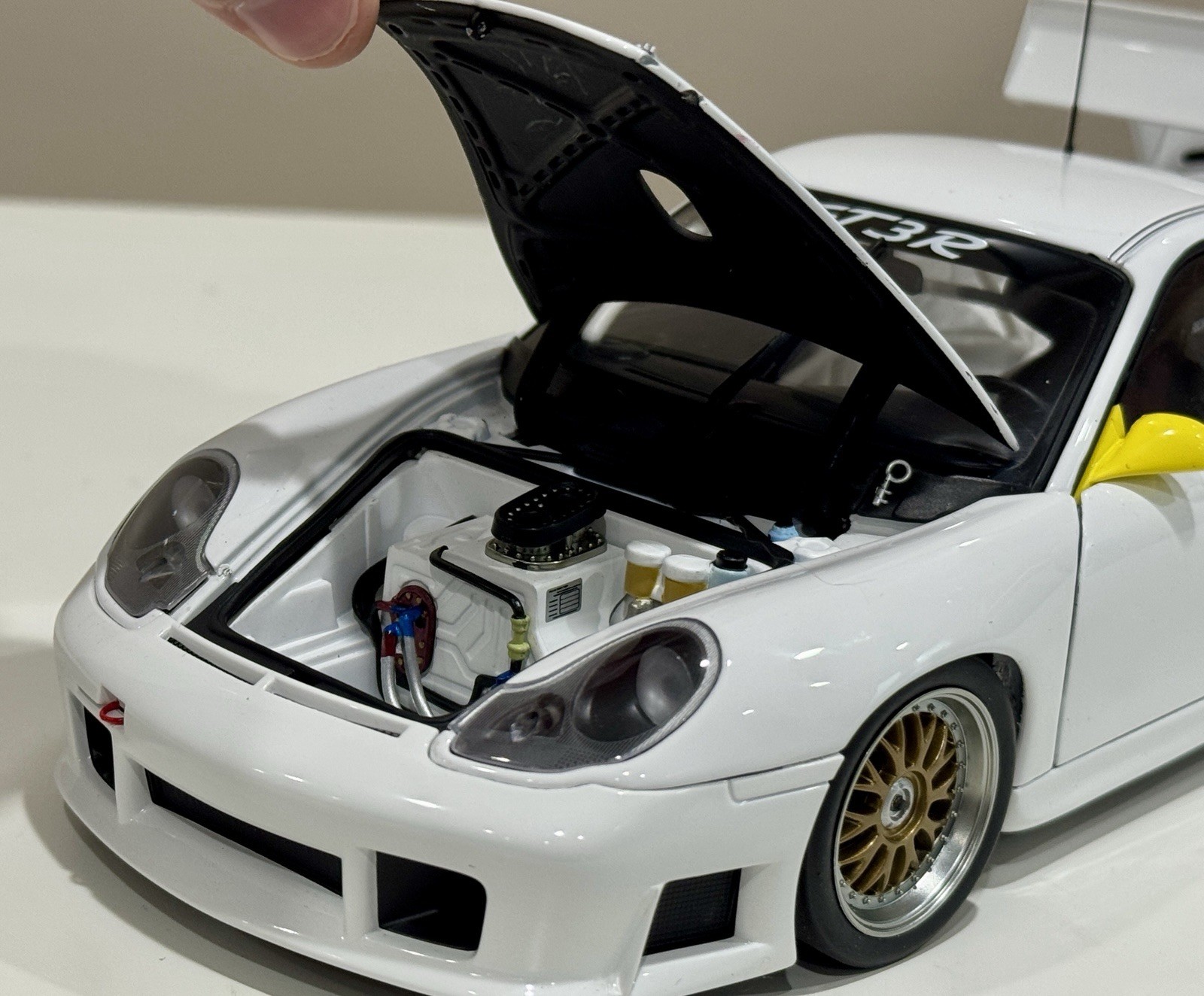 1/18 Scale AutoArt – Porsche 911 GT3 R 996 White No Decals Diecast with Box