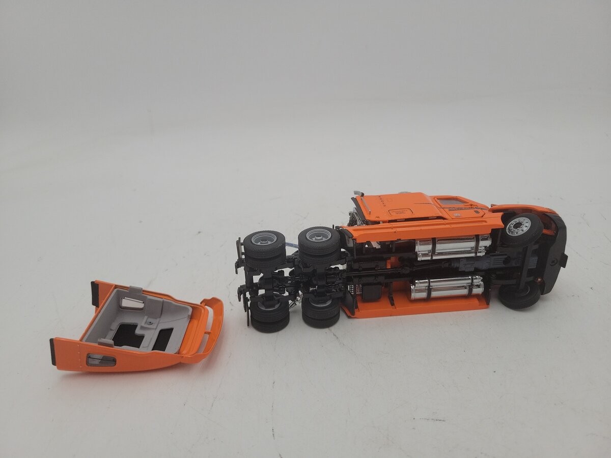 DHS 1:50 Scale Diecast Freightliner Century w/East Flatbed Trailer Schneider/Box