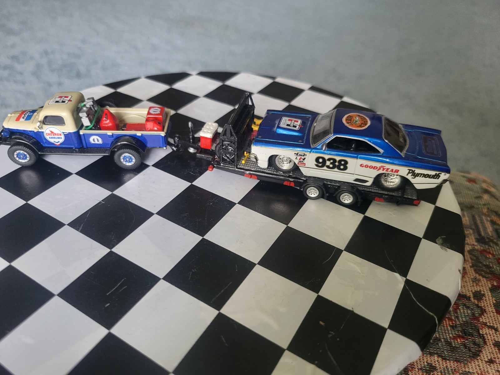 1948 DODGE POWER WAGON WRECKER”CHEVRON” & 69Plym RoadRunner 1/64 Scale Set