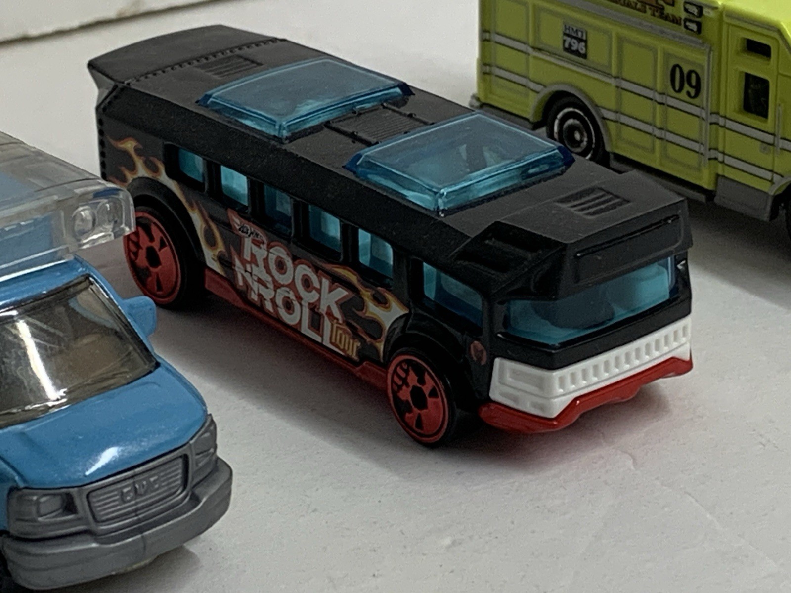 Lot Of 5 Toy Cars Die-cast And Plastic Hot wheels And Other Brands Preowned.