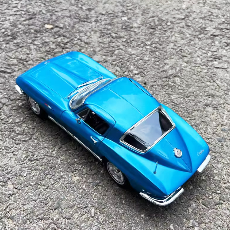 1:18 1965 Chevrolet Corvette Diecast Model