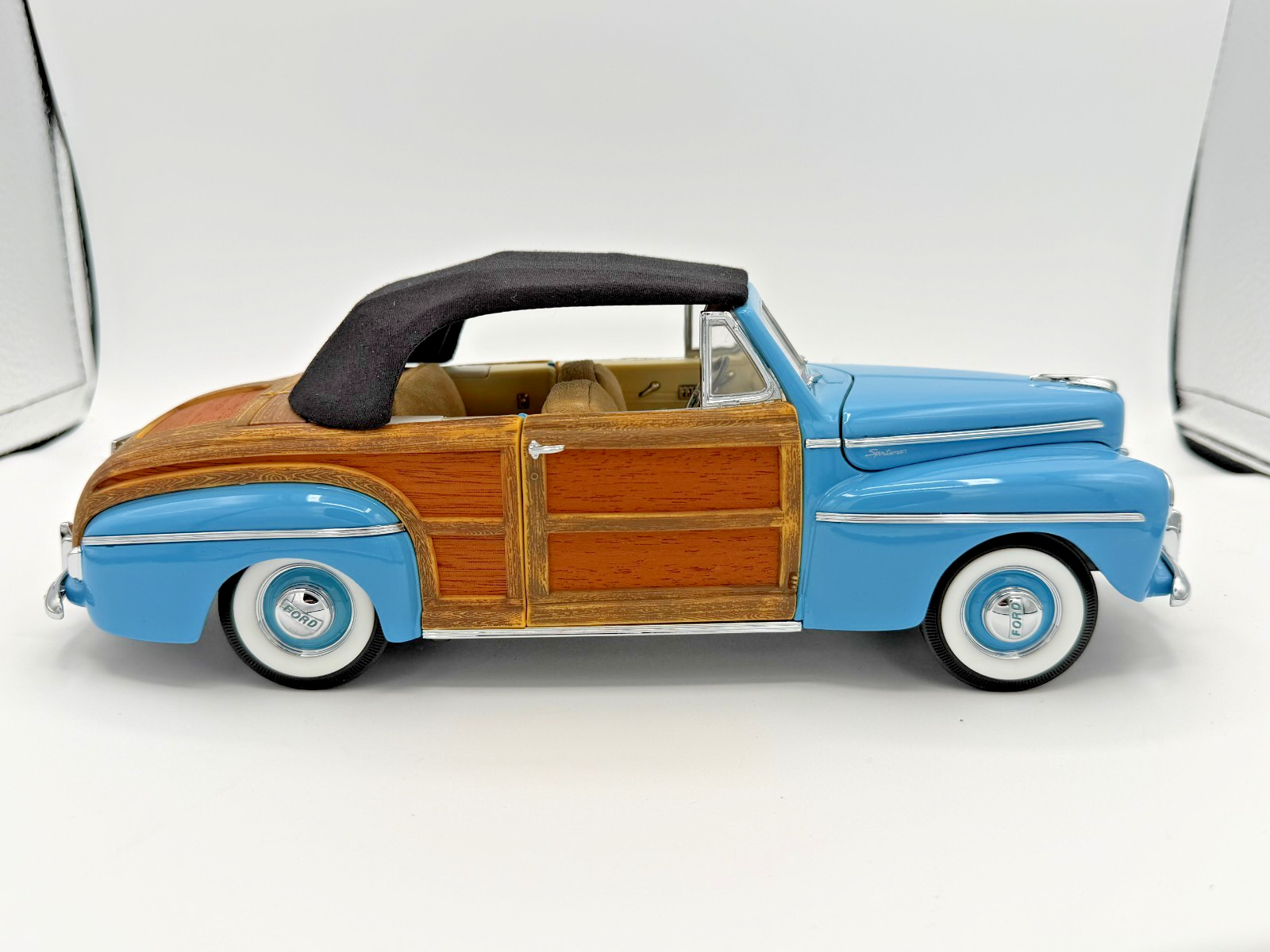 Signature Models Ford Sportsman Super Deluxe 1946 Blue Wood Panel Loose 1/18