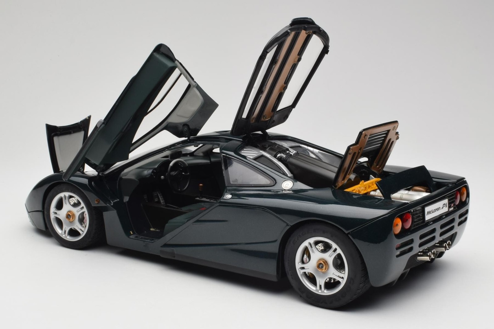530133127 McLaren F1 Dark Green Metallic Minichamps 1/12